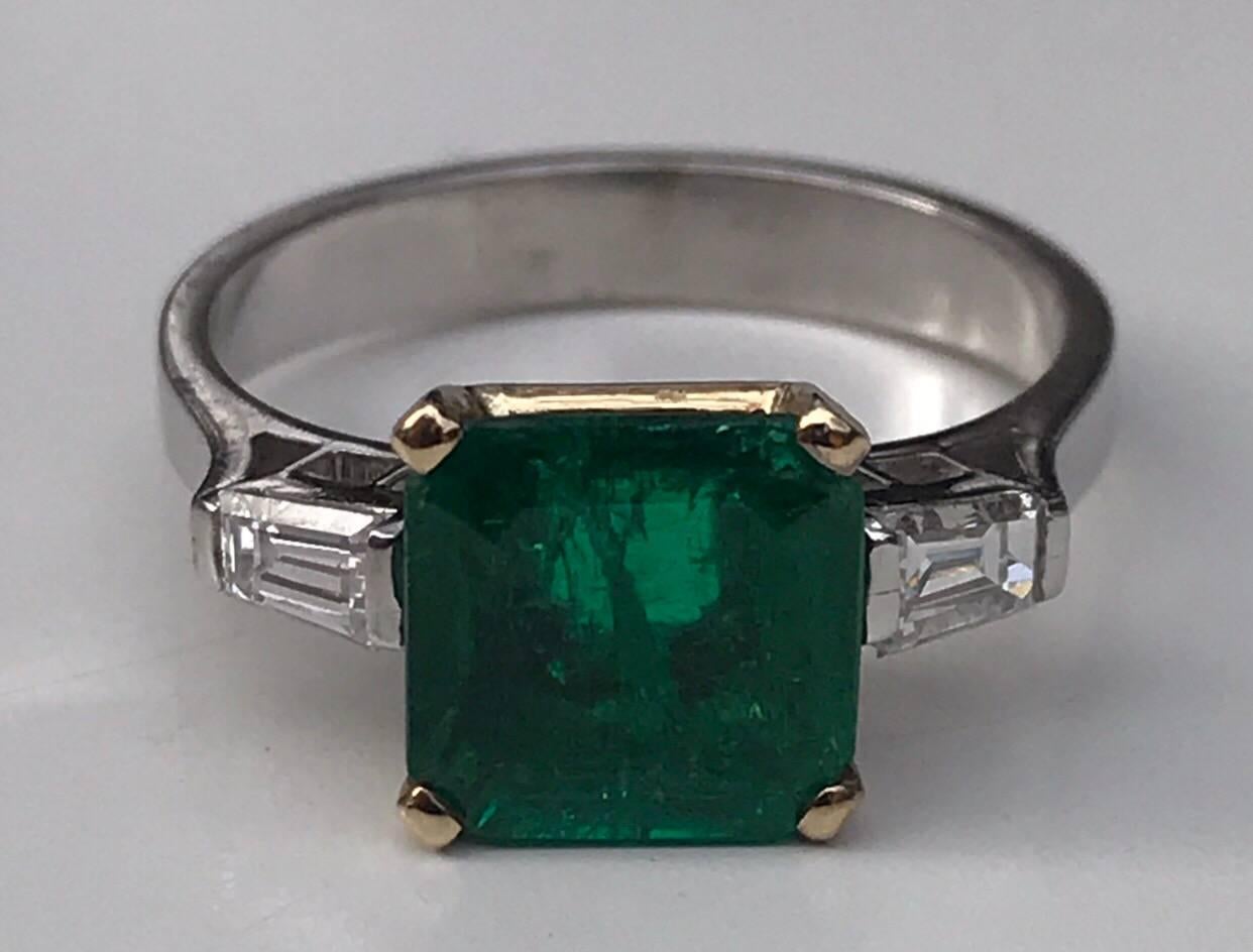 Emerald and Diamond Ring In Good Condition For Sale In London, GB