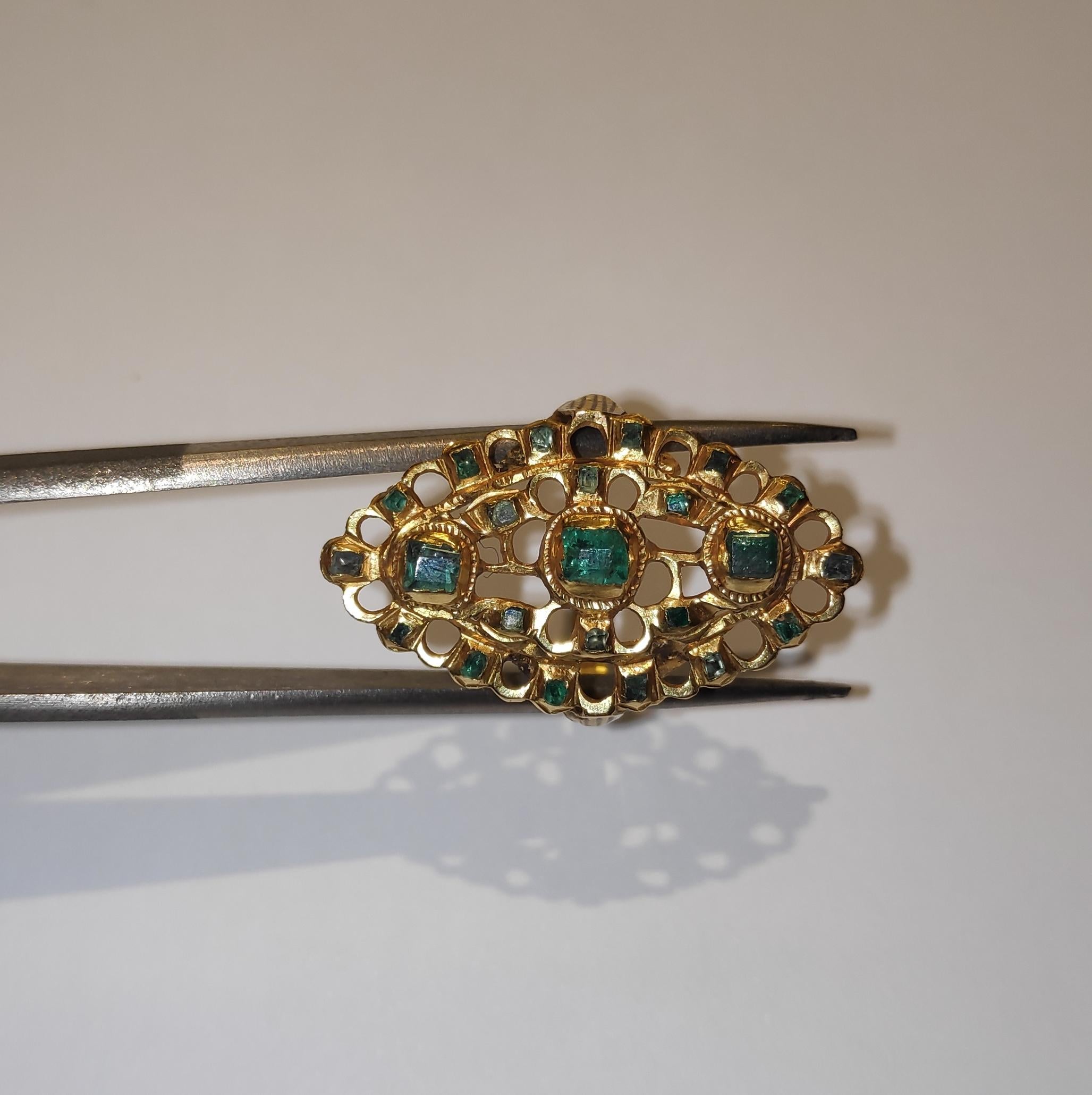 emerald 0,40 yellow gold Victorian cocktail ring 18 kt pierced shuttle ring made at the end of the 1700 Sicilian manufacture