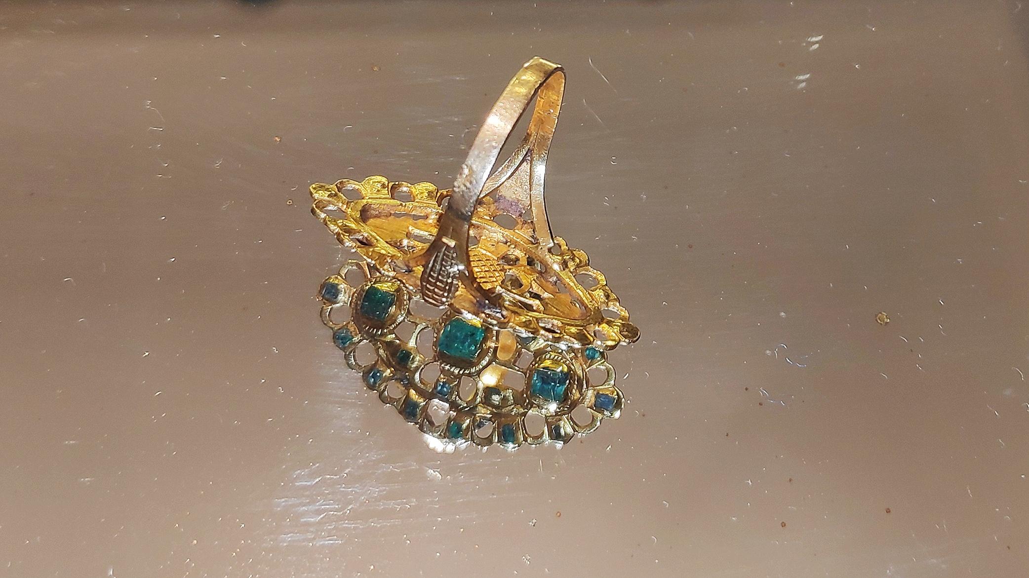 Emerald 0.40 Yellow Gold Victorian Cocktail Ring In Good Condition In Palermo, IT