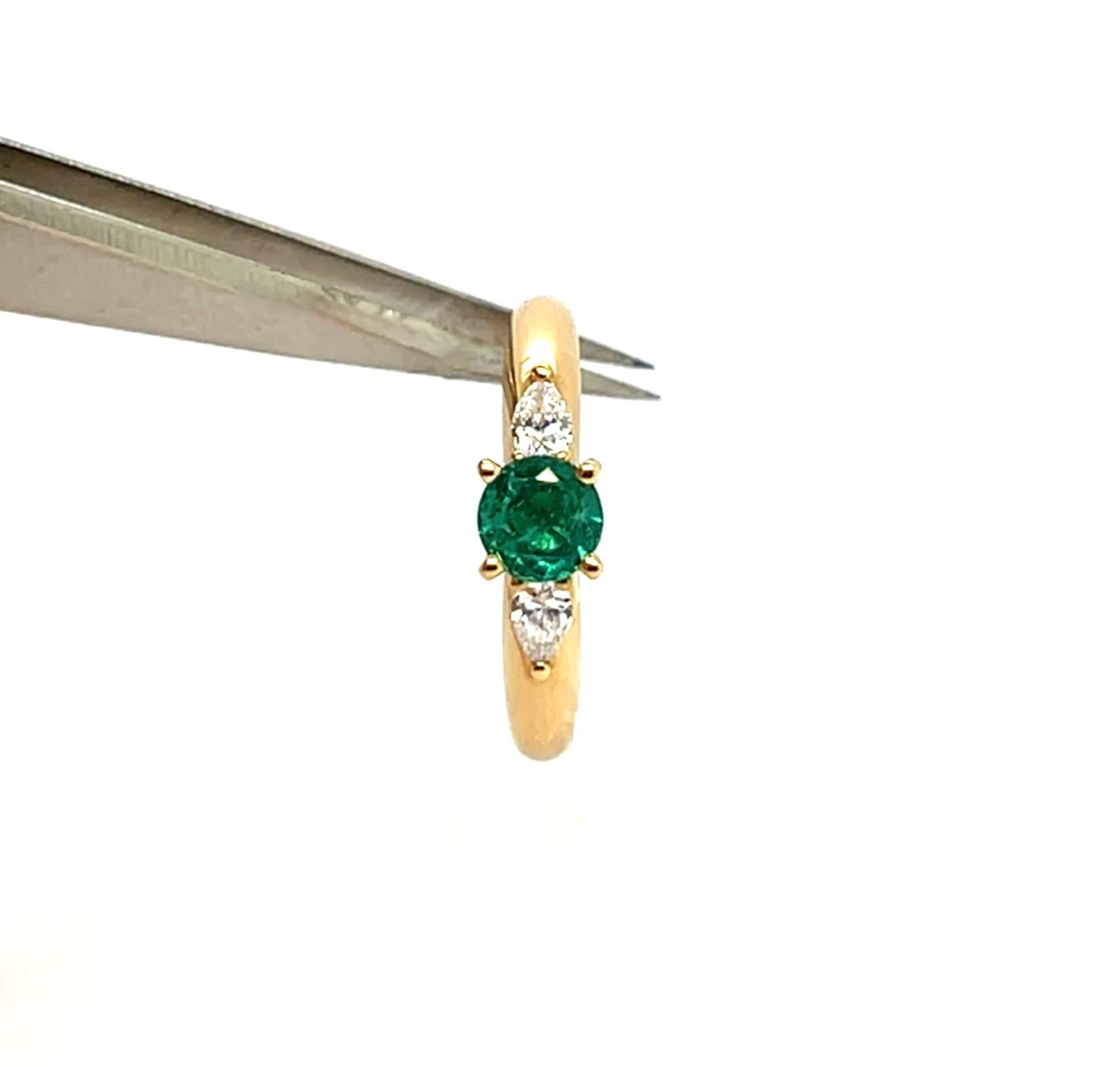 Anillo Esmeralda Diamantes Oro Amarillo 18 Quilates Este precioso anillo de oro amarillo de 18 quilates con diamantes esmeralda y pera tiene un peso en oro de 3,74 g . Metal: oro amarillo de 18 quilates, que aporta un toque de calidez y elegancia a