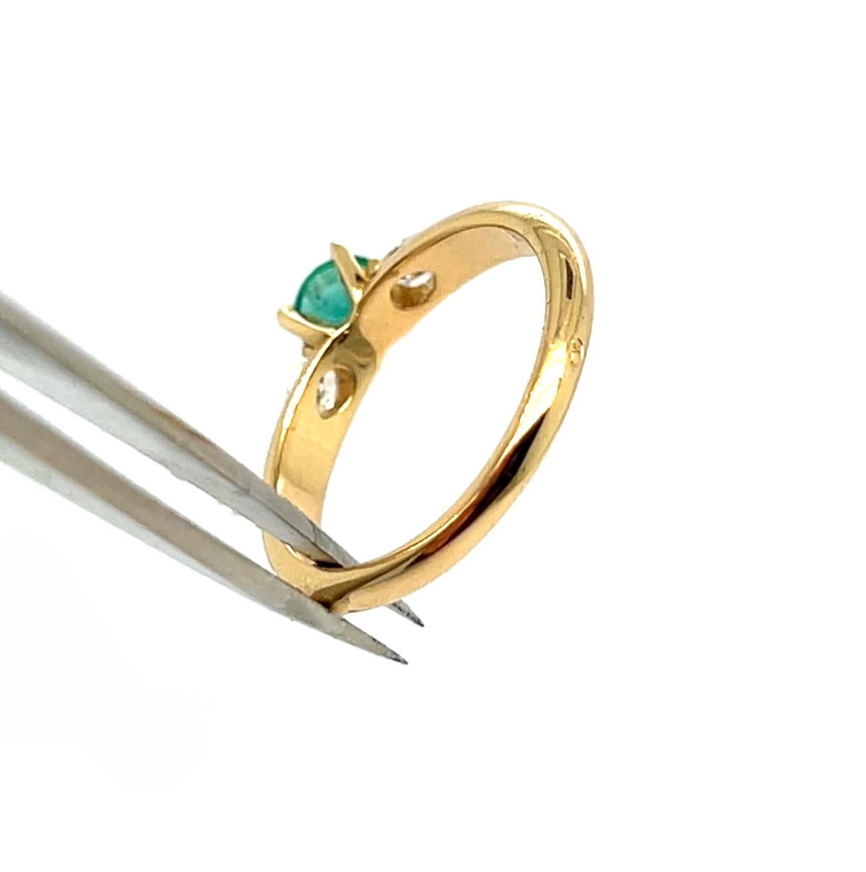 Esmeralda 0,56 Quilates Diamantes Oro Amarillo 18 Quilates Anillo de Cóctel Contemporáneo en venta