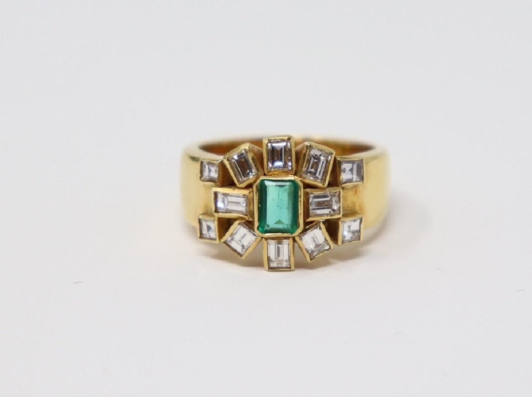 18 Karat yellow gold ring with central 0.96 Carat emerald. The emerald is surrounded by diamonds. About 1.35 Carat Carré cut diamonds. About 0.80 Carat Brilliant cut diamonds.
Total weight: 11 g.
New contemporary jewelry. Produced in the famous