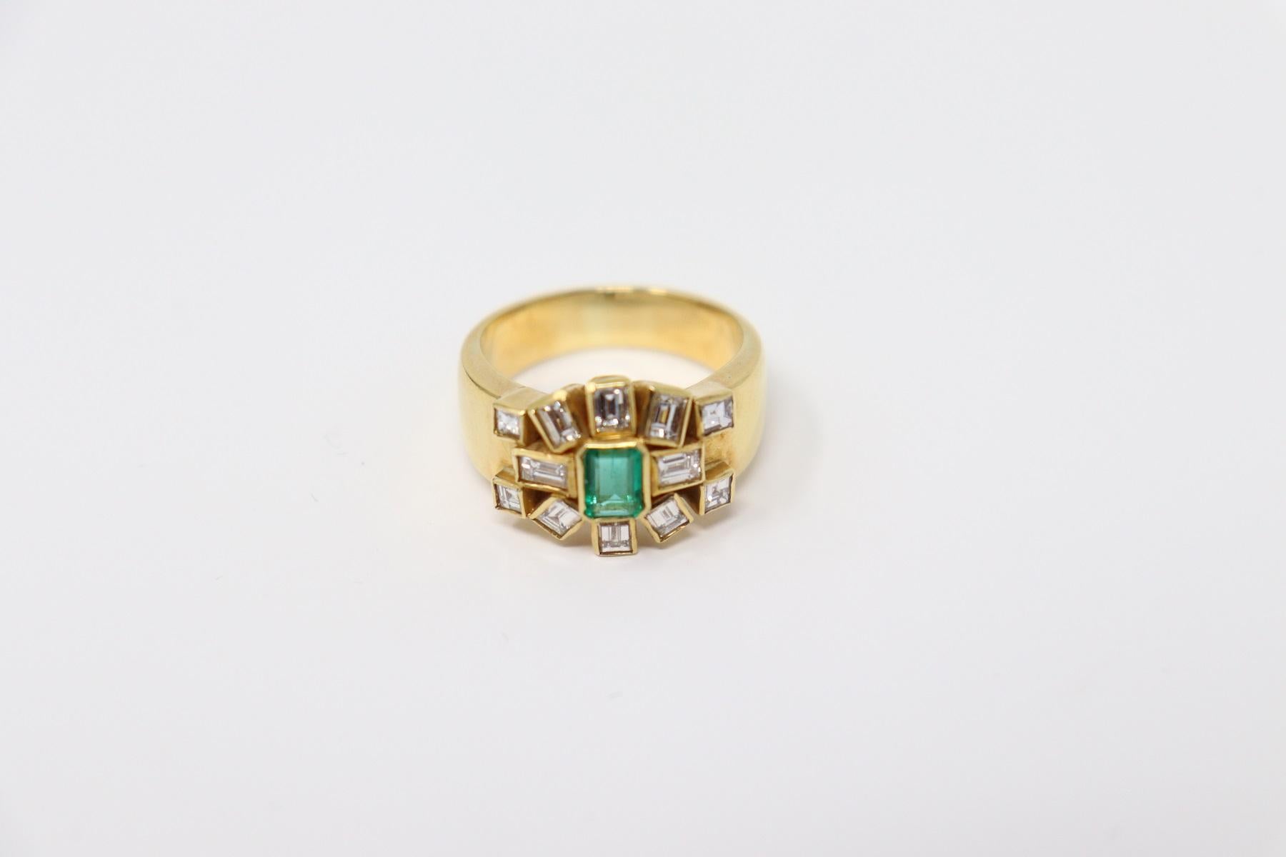 Women's 0.96 Carat Emerald Yellow Gold and Diamonds Wedding or Engagement Ring For Sale