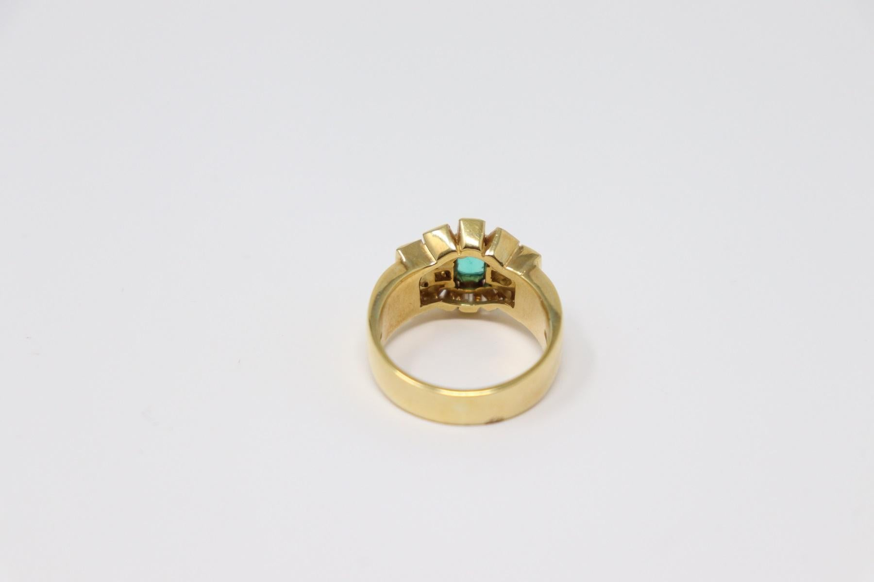 0.96 Carat Emerald Yellow Gold and Diamonds Wedding or Engagement Ring For Sale 1