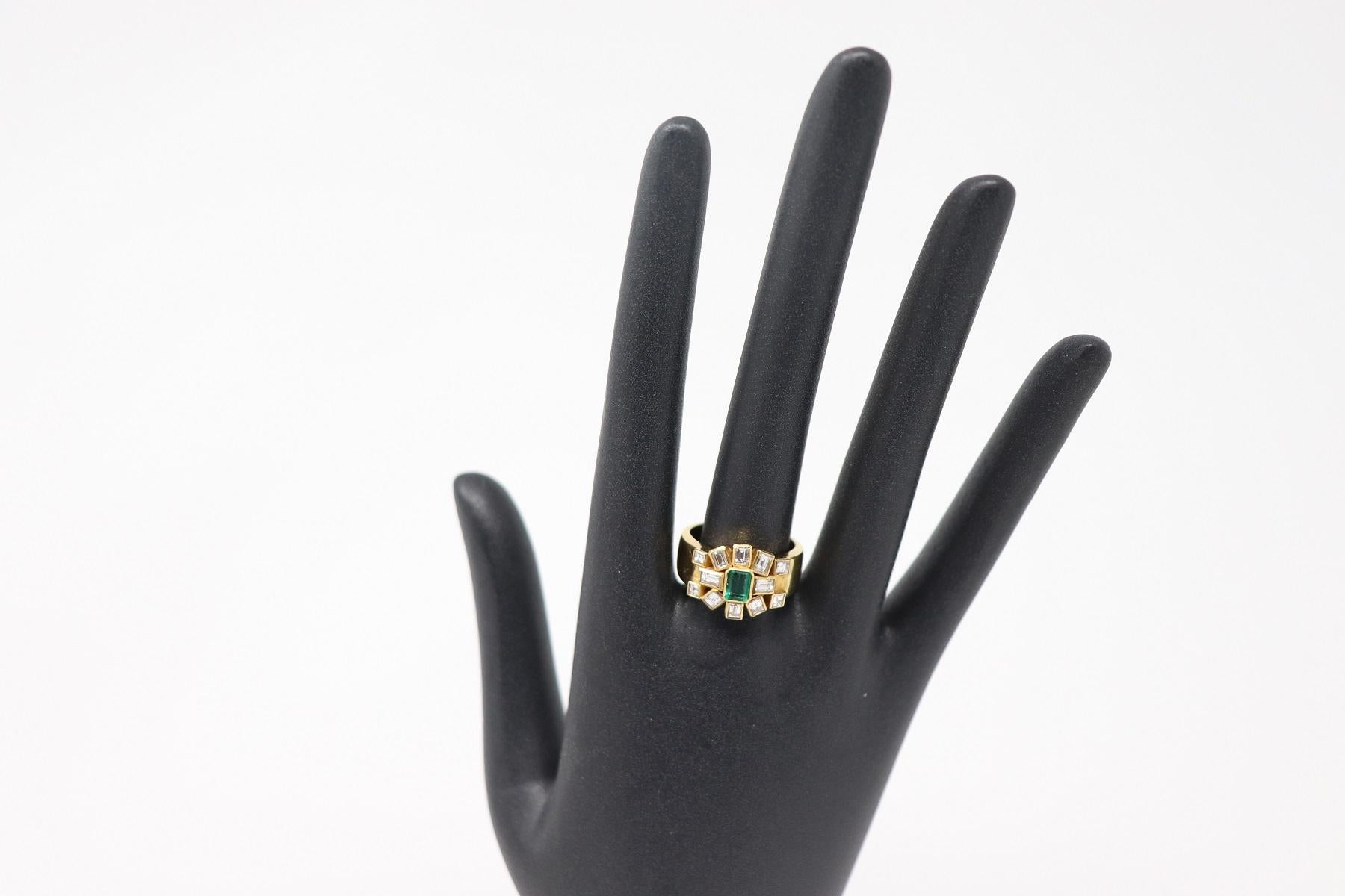 0.96 Carat Emerald Yellow Gold and Diamonds Wedding or Engagement Ring For Sale 4