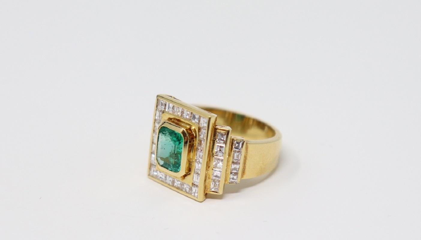 18 Karat yellow gold ring with central 1.10 Carat magnificent emerald. The emerald is surrounded by diamonds. 1.90 Carat Carré cut diamonds. Total weight: 11.50 g.
New contemporary jewelry. Produced in the famous Italian city of gold Valenza. 
Ring