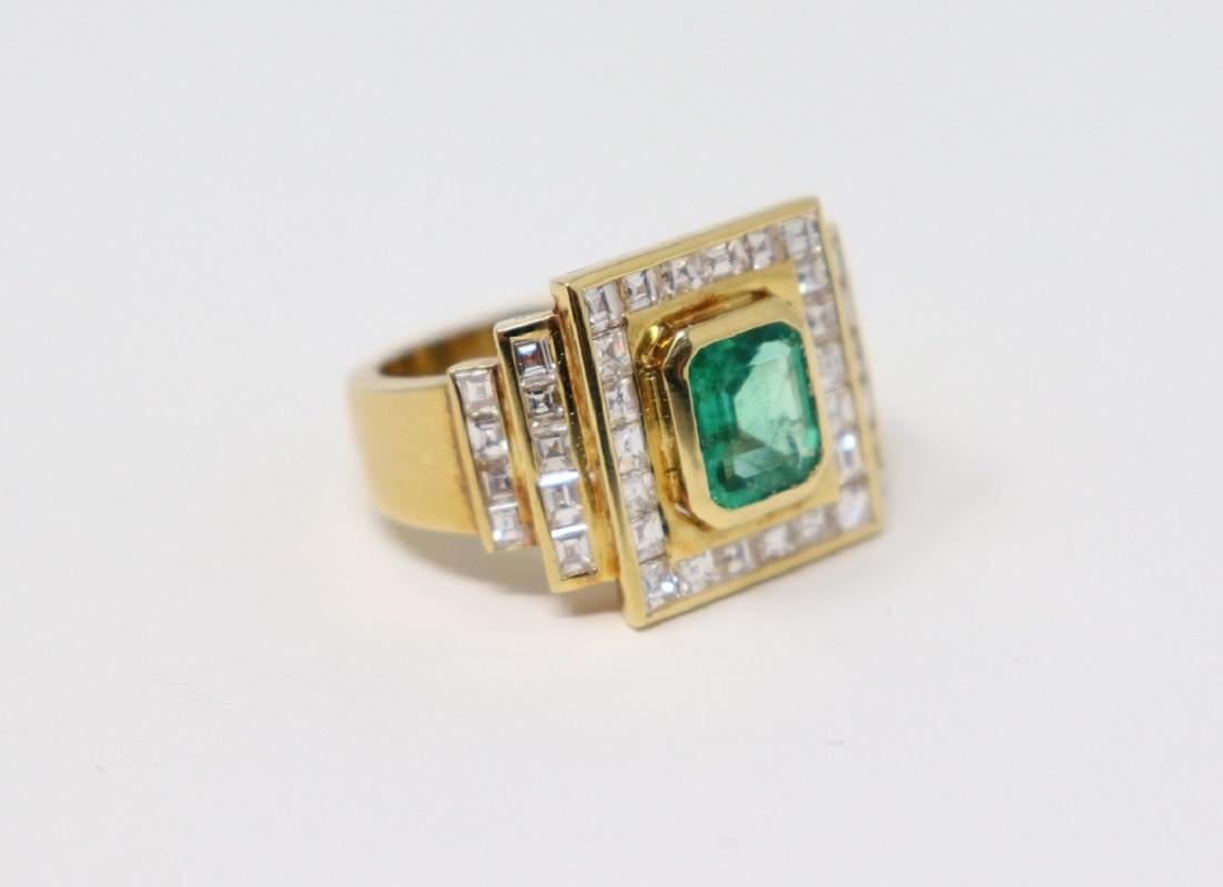 Women's 1.10 Carat Emerald Yellow Gold and Diamonds Wedding or Engagement Ring For Sale