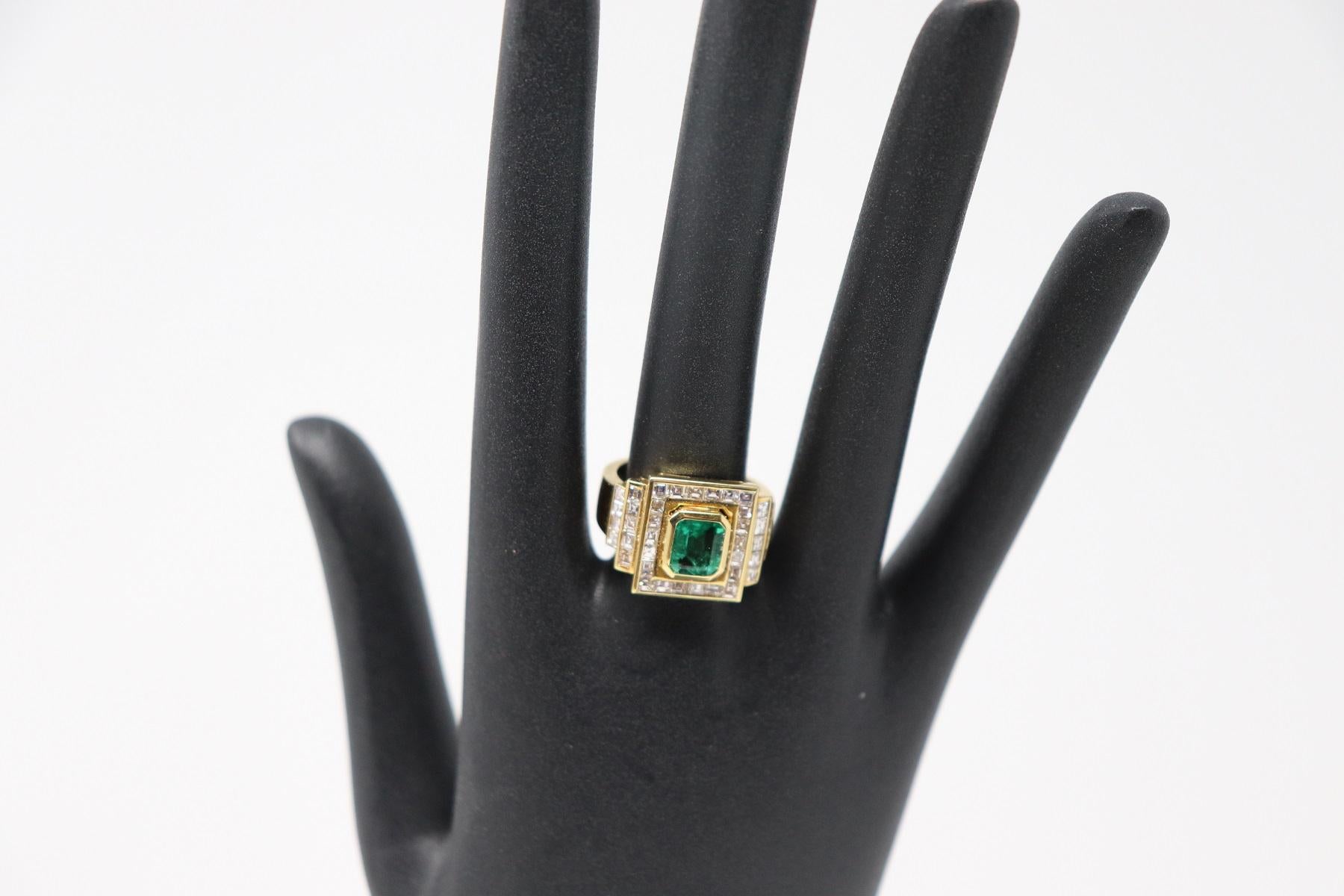 1.10 Carat Emerald Yellow Gold and Diamonds Wedding or Engagement Ring For Sale 3