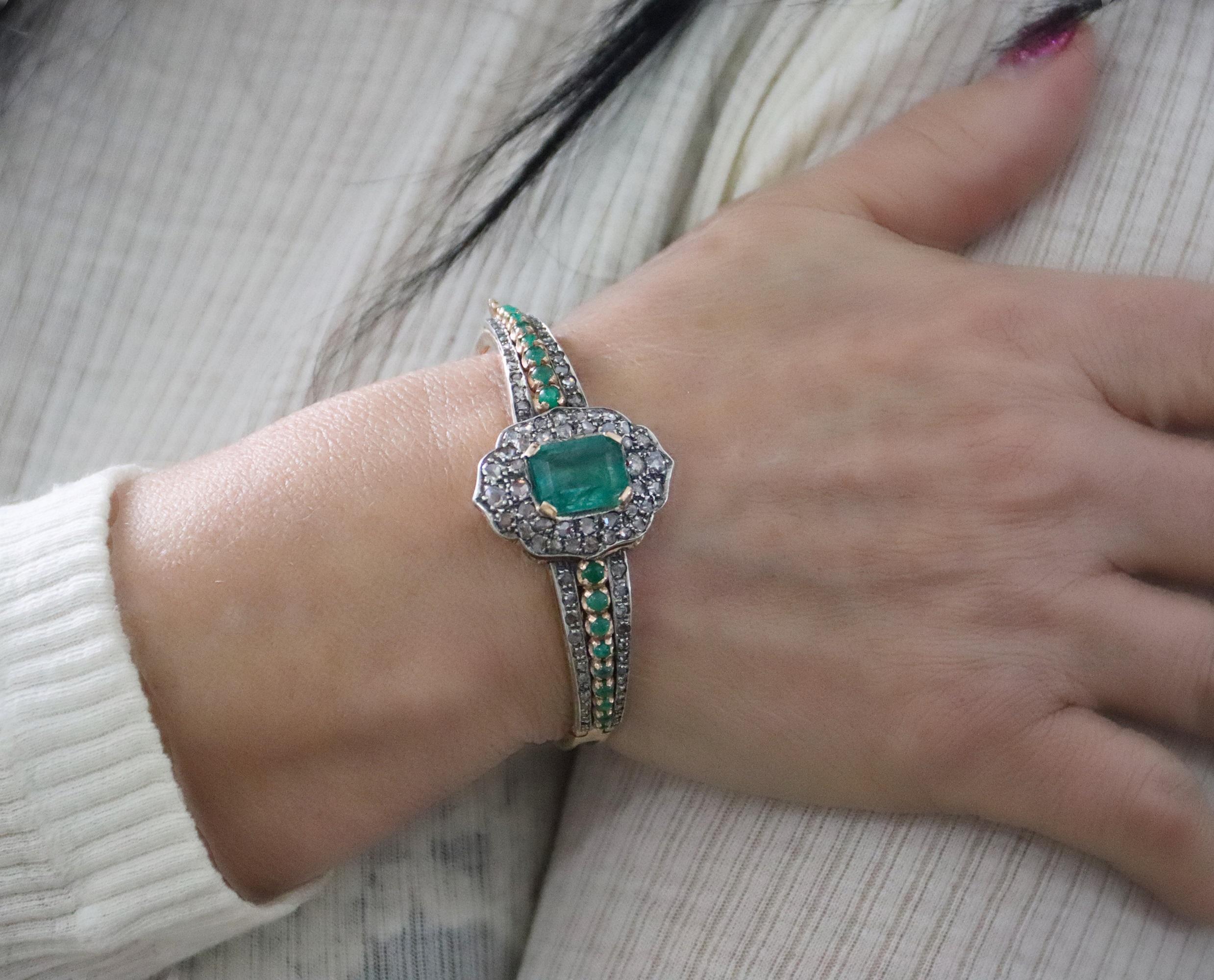 Emerald 14 Karat Yellow Gold Diamonds Clamper Bracelet For Sale 3