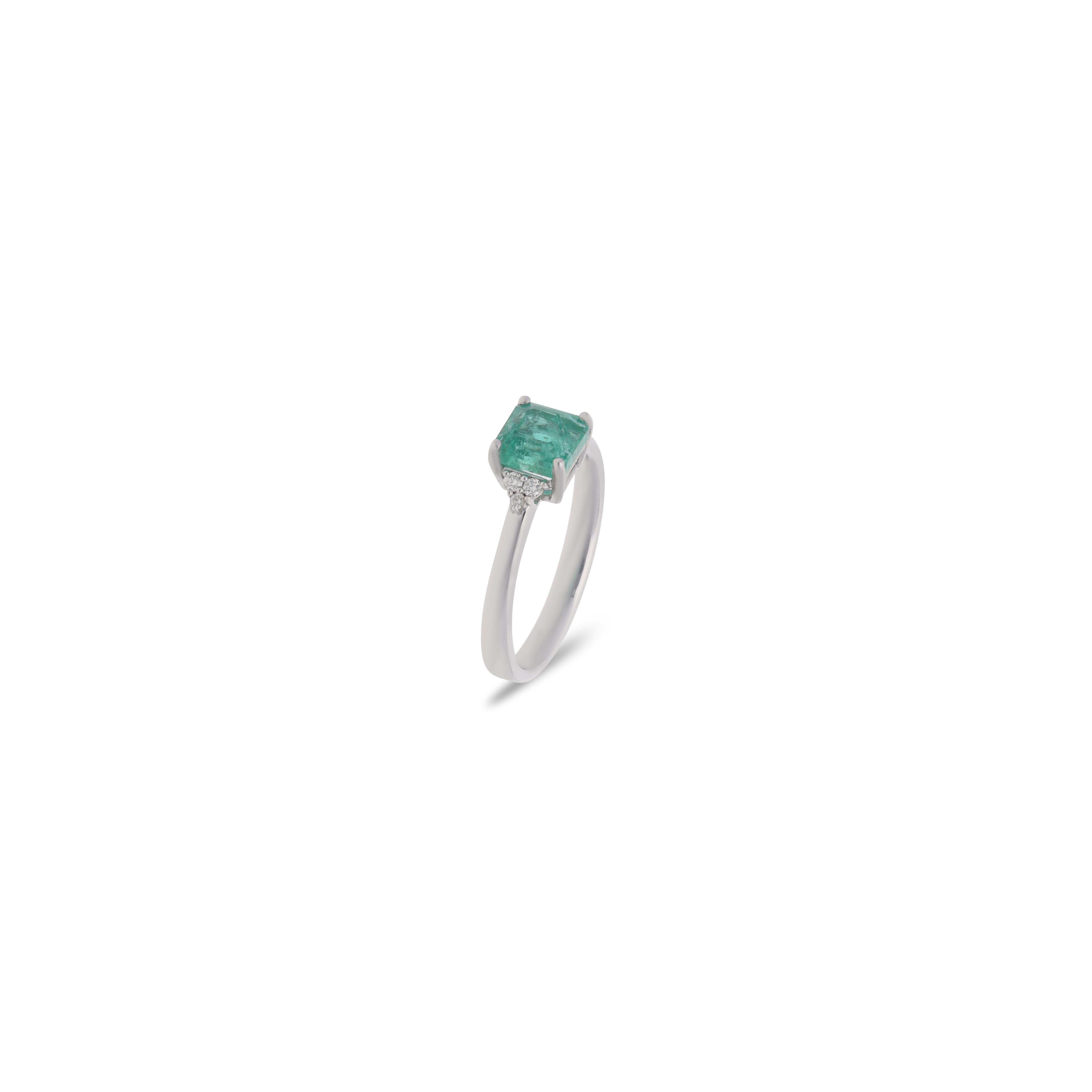 Bellissimo anello con diamante 0,08 in oro bianco 18 carati. Questo incredibile anello da cocktail è realizzato in oro bianco 18 carati. Il centro racchiude un bellissimo smeraldo con un incredibile gioco di colori. diamante e ha un bellissimo