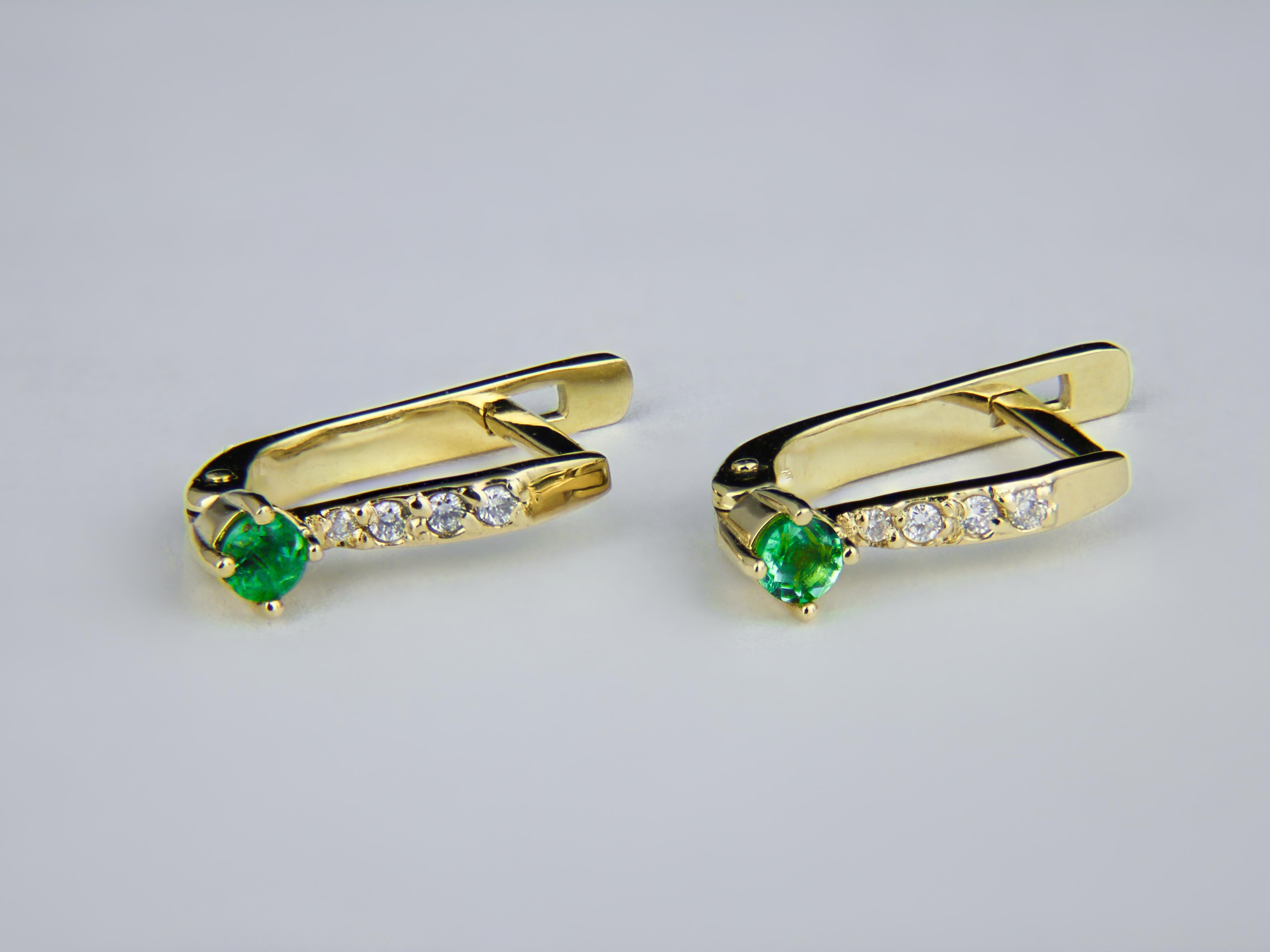 Orecchini in oro smeraldo. Piccoli orecchini di smeraldo. Orecchini d'oro per bambina. Delicati orecchini con smeraldi. Orecchini in oro 14k con smeraldi e diamanti.  Orecchini d'oro da ragazza con smeraldi.

Peso totale: 2 g. 
Oro -14k