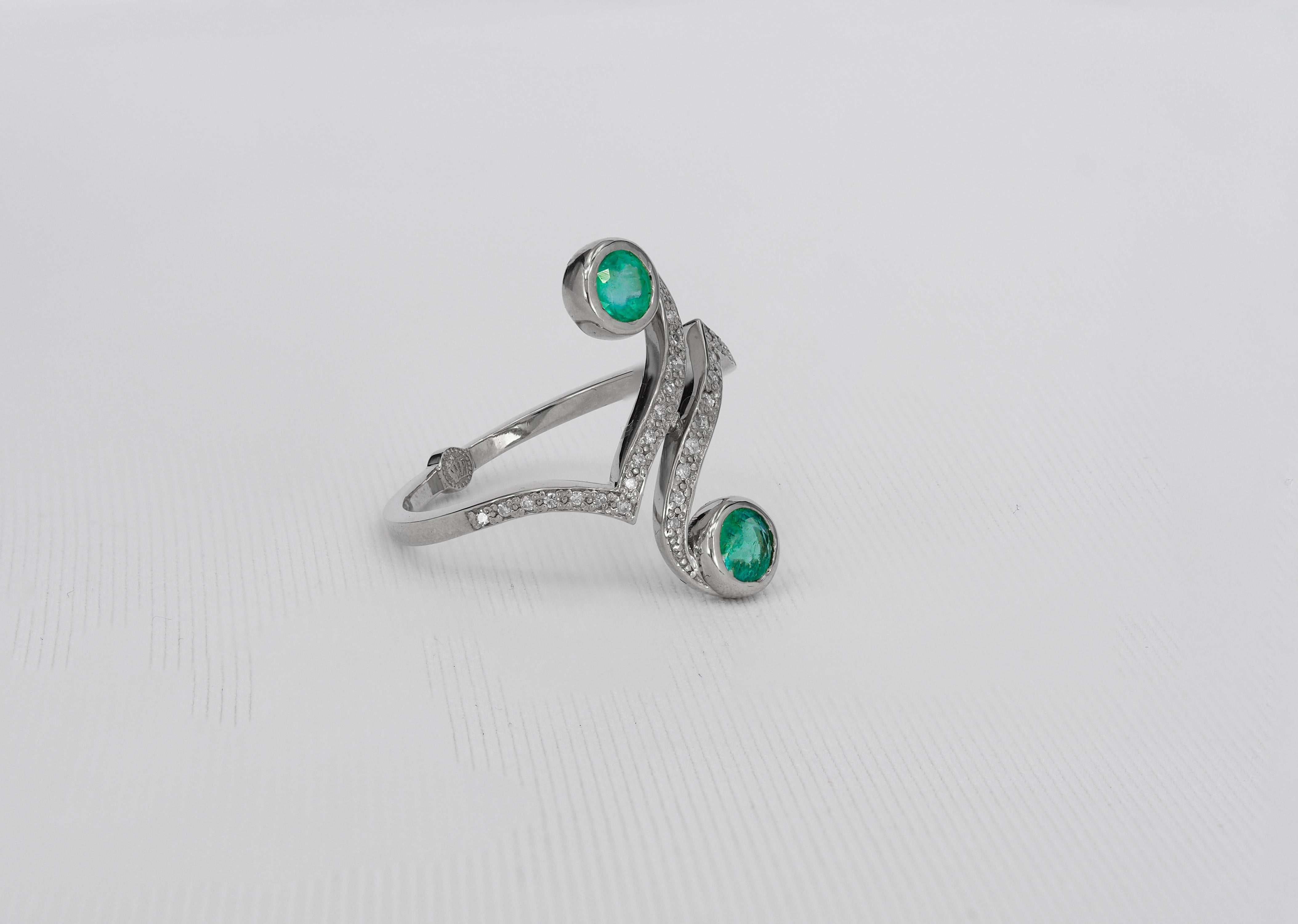 Round Cut Emerald 14k gold ring.  For Sale