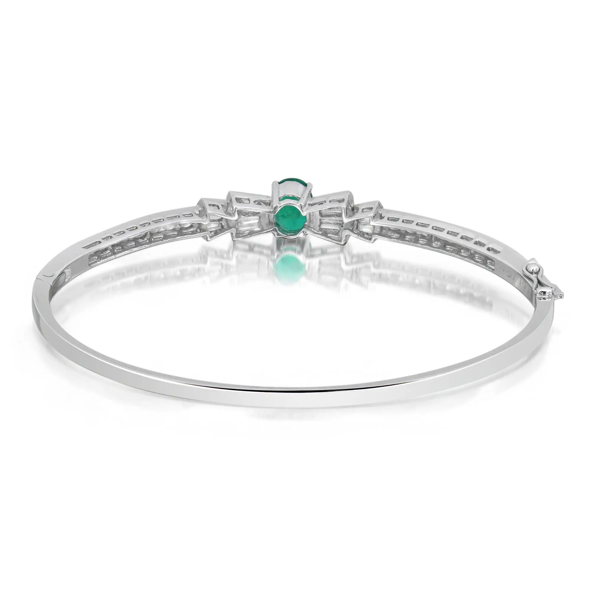 Moderne Bracelet jonc en or blanc 18 carats, émeraude 1,57 carattw et diamant 1,77 carattw en vente