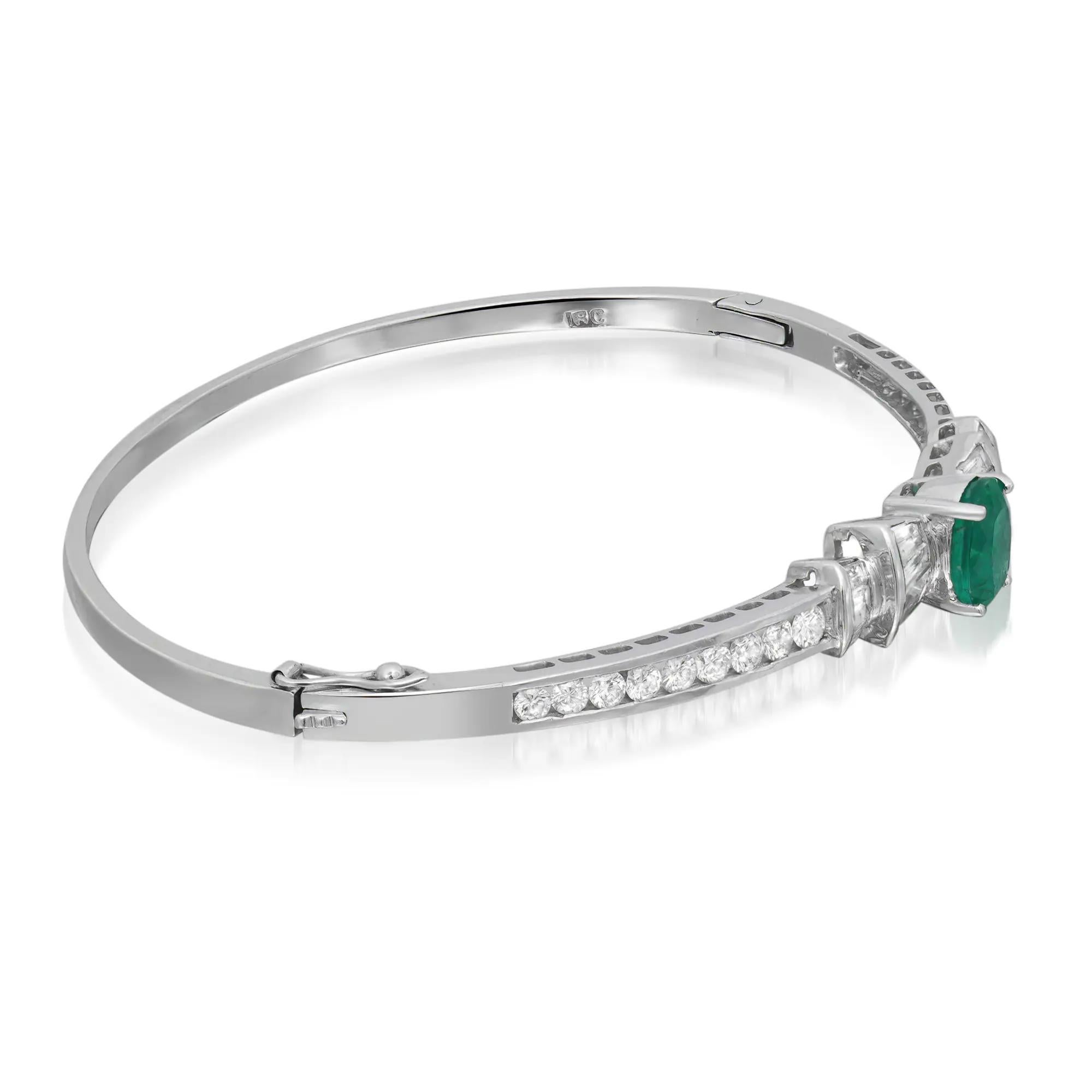 Taille émeraude Bracelet jonc en or blanc 18 carats, émeraude 1,57 carattw et diamant 1,77 carattw en vente