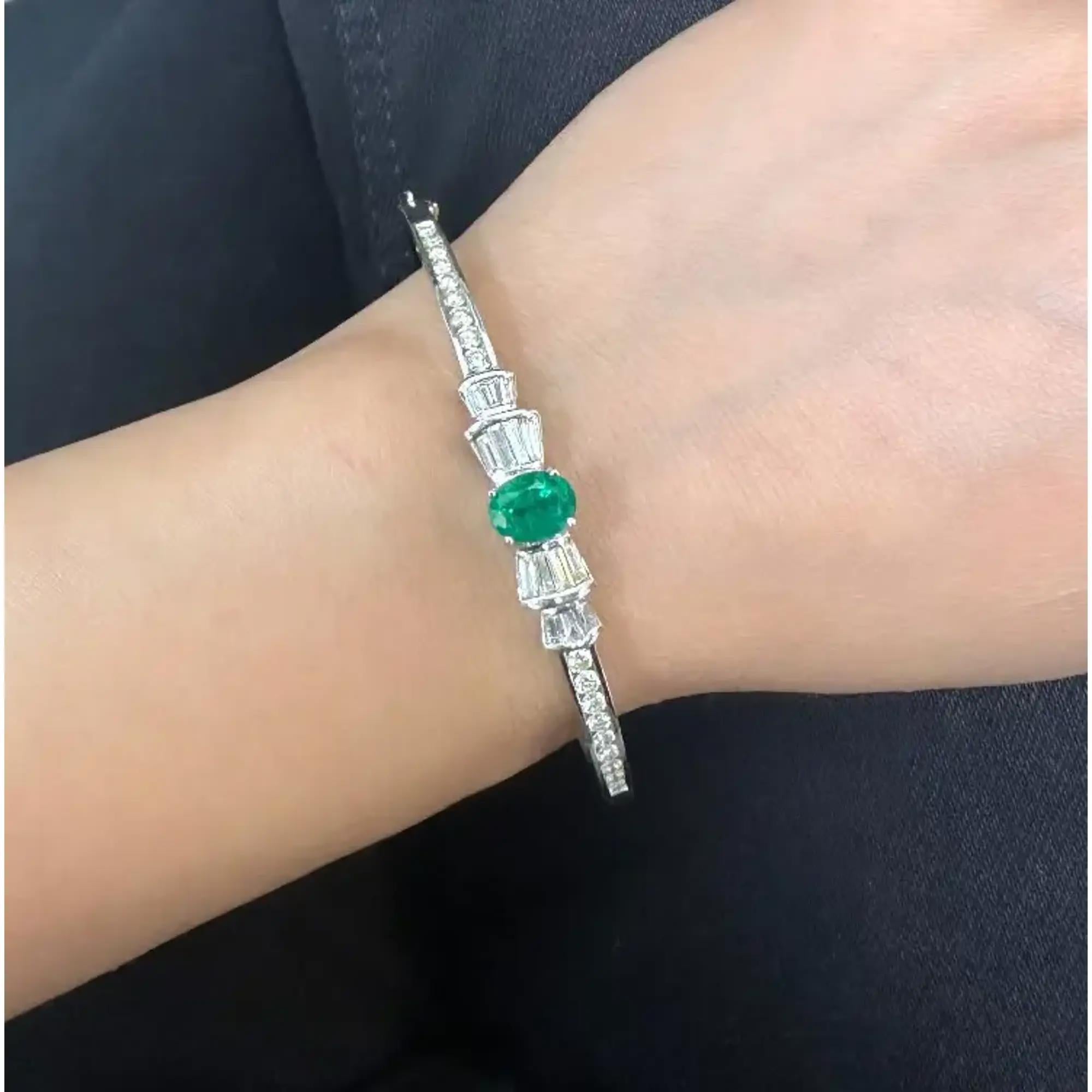 Bracelet jonc en or blanc 18 carats, émeraude 1,57 carattw et diamant 1,77 carattw Excellent état - En vente à New York, NY