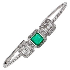 Emerald 1.60 Carat and Diamonds 2.10 Carat Bracelet