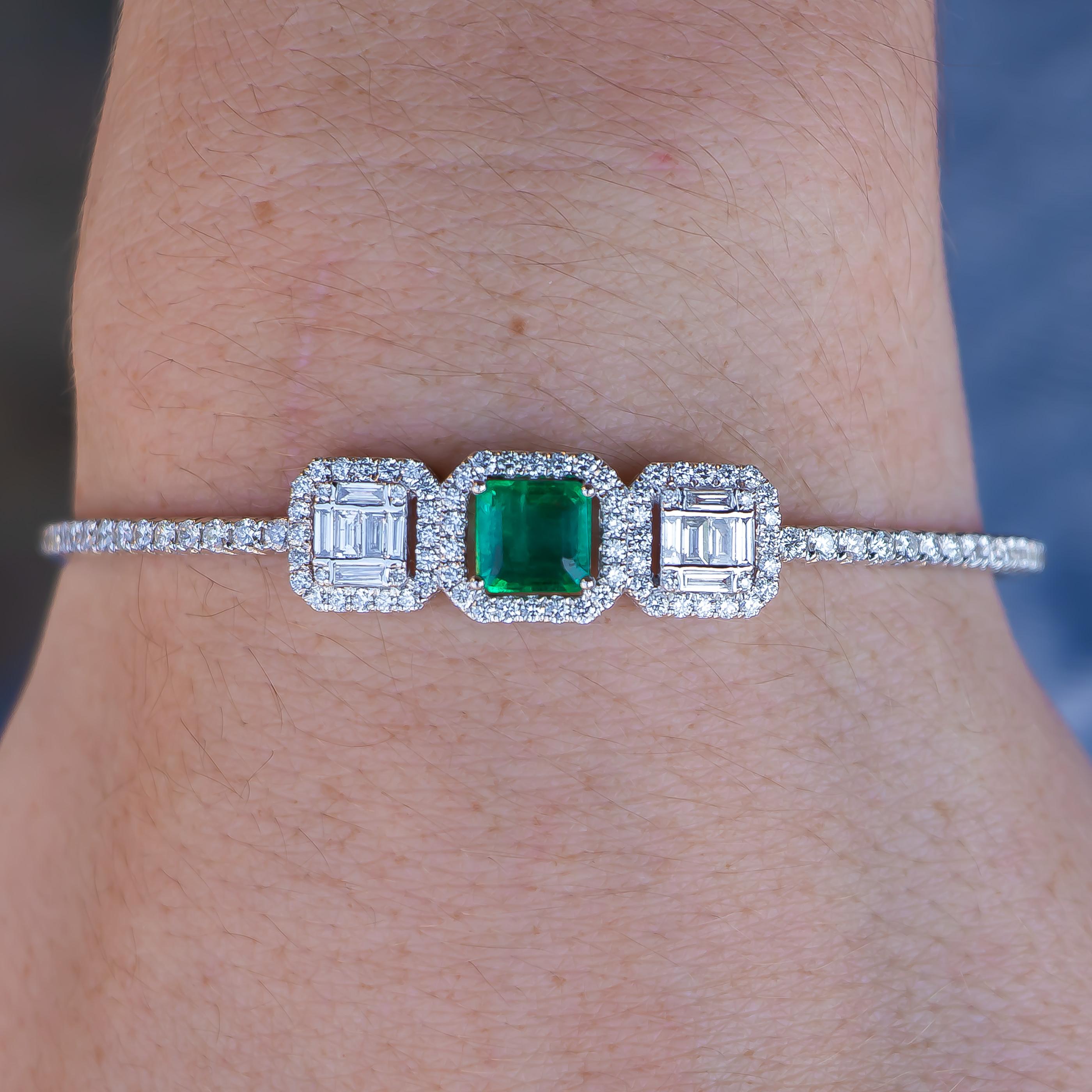 Emerald = 1.60 Carat

Diamonds = 2.10 Carats
Color: F
Clarity: VS

18K White Gold
Jewelry Gift Box Included
