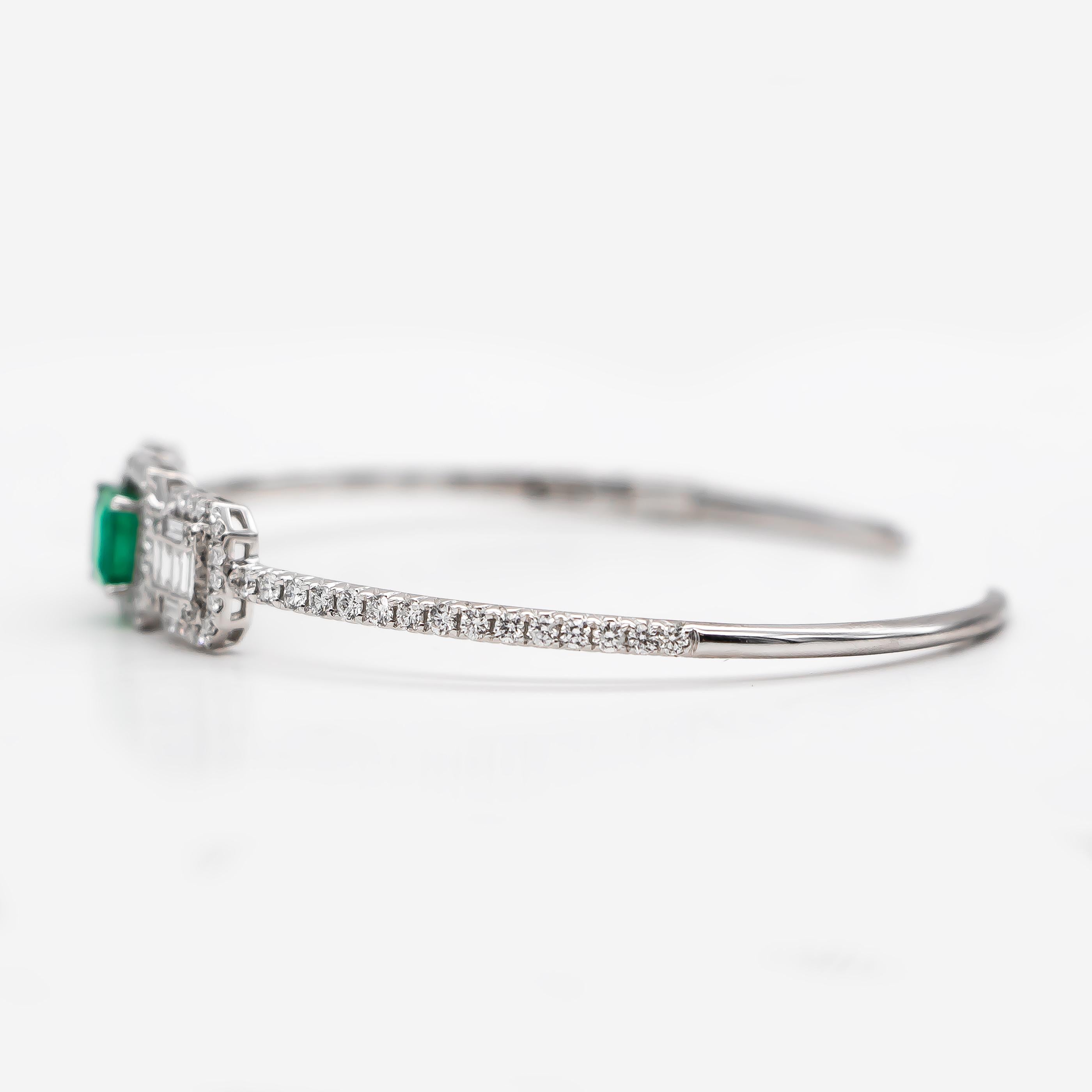Modern Emerald 1.60 Carat and Diamonds 2.10 Carat Bracelet