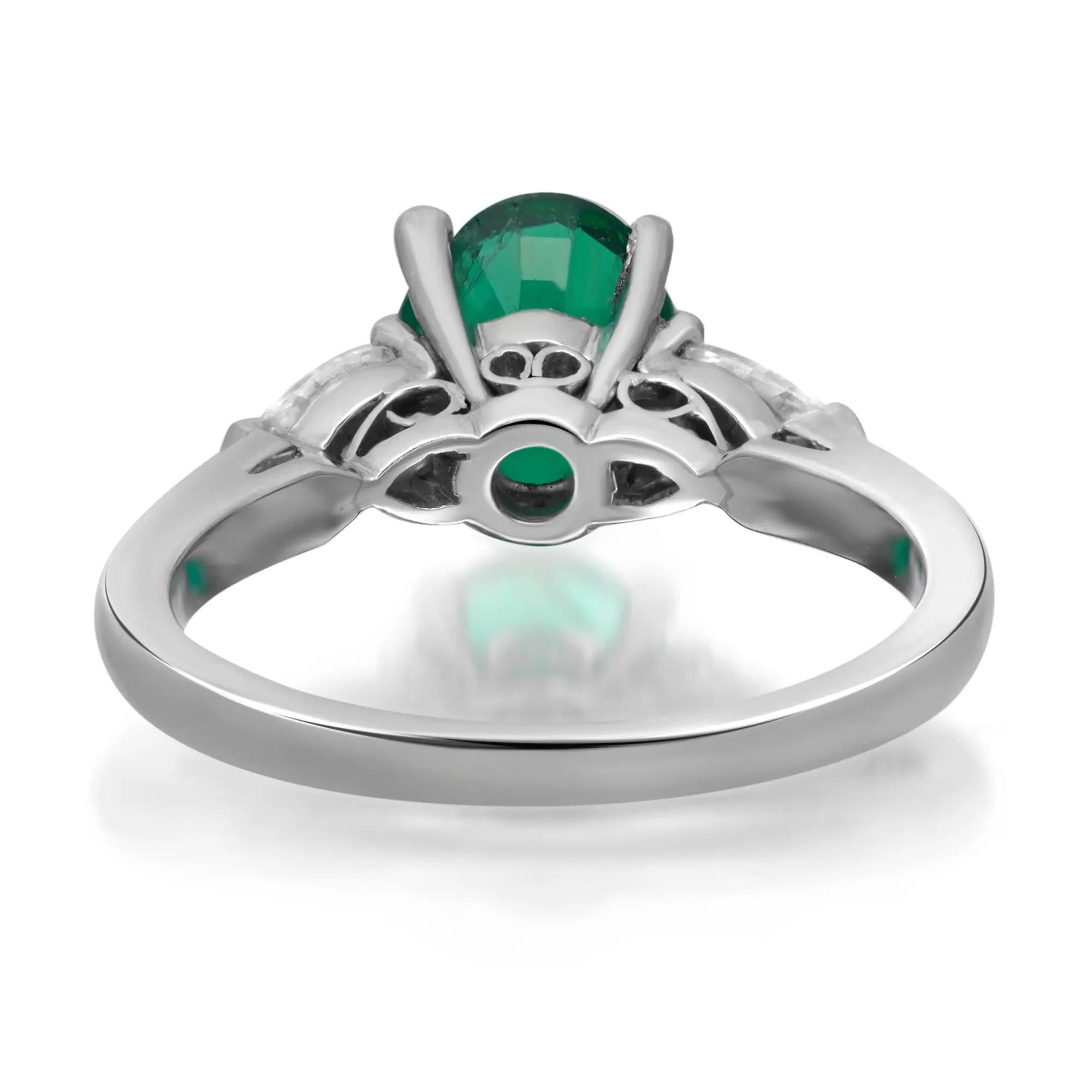 Moderne Bague de fiançailles émeraude 1.65Cttw et diamant 0.66Cttw Platine Taille 6 en vente