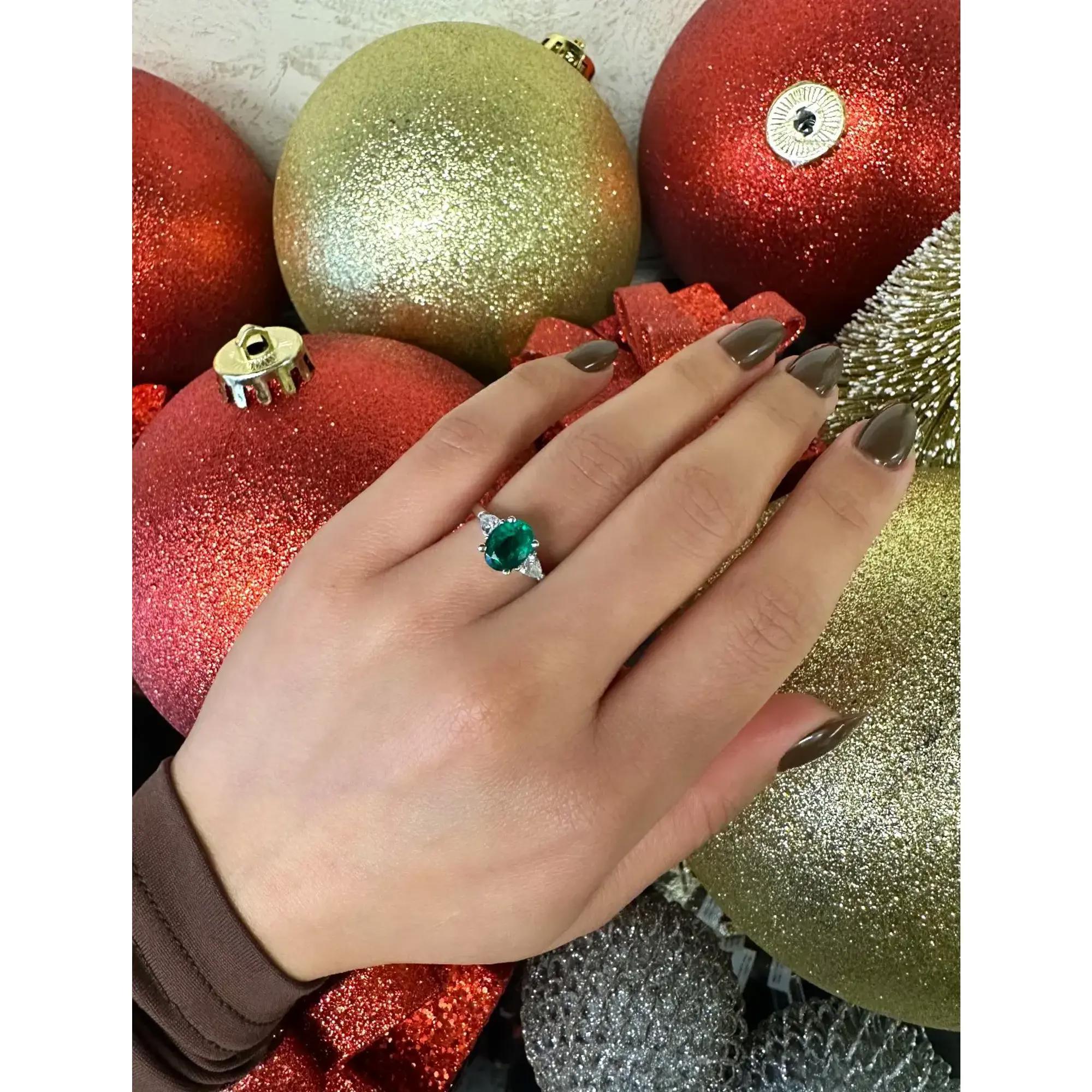 Bague de fiançailles émeraude 1.65Cttw et diamant 0.66Cttw Platine Taille 6 Excellent état - En vente à New York, NY