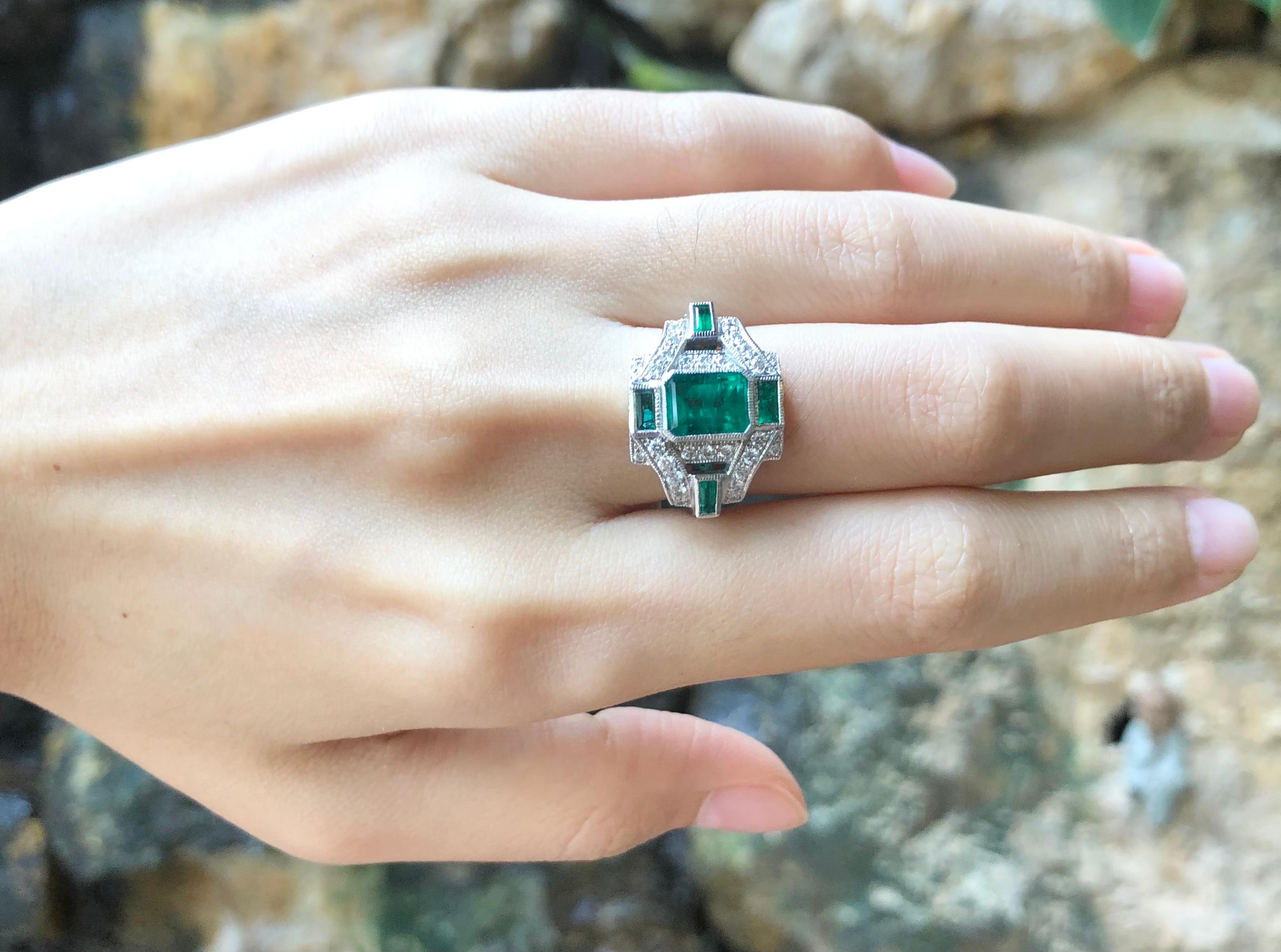 Emerald 1.66 Carat, Emerald 0.33 Carat, Diamond 0.37 Carat Ring in 18 Karat Gold For Sale 5