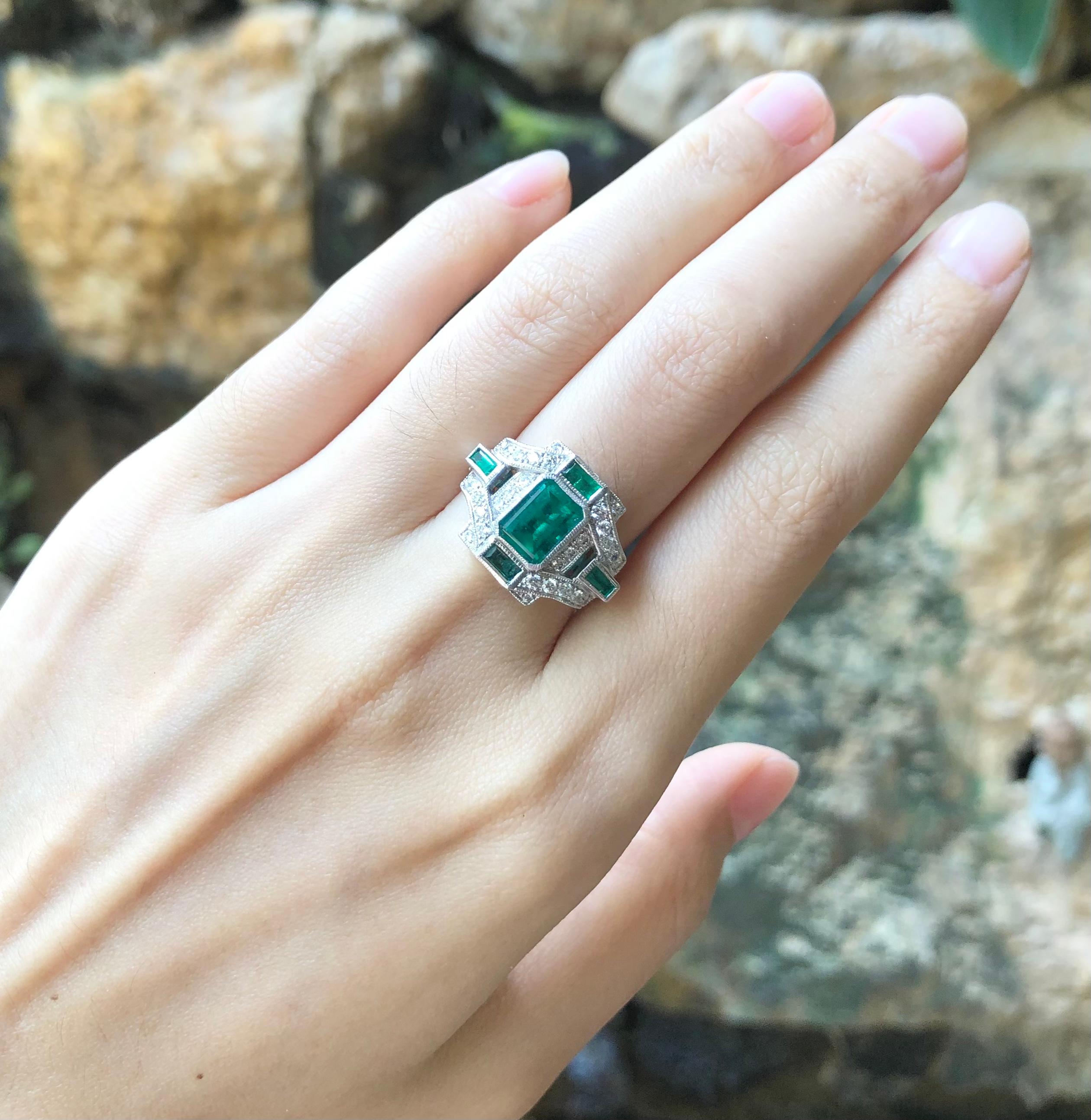 Emerald 1.66 Carat, Emerald 0.33 Carat, Diamond 0.37 Carat Ring in 18 Karat Gold For Sale 6