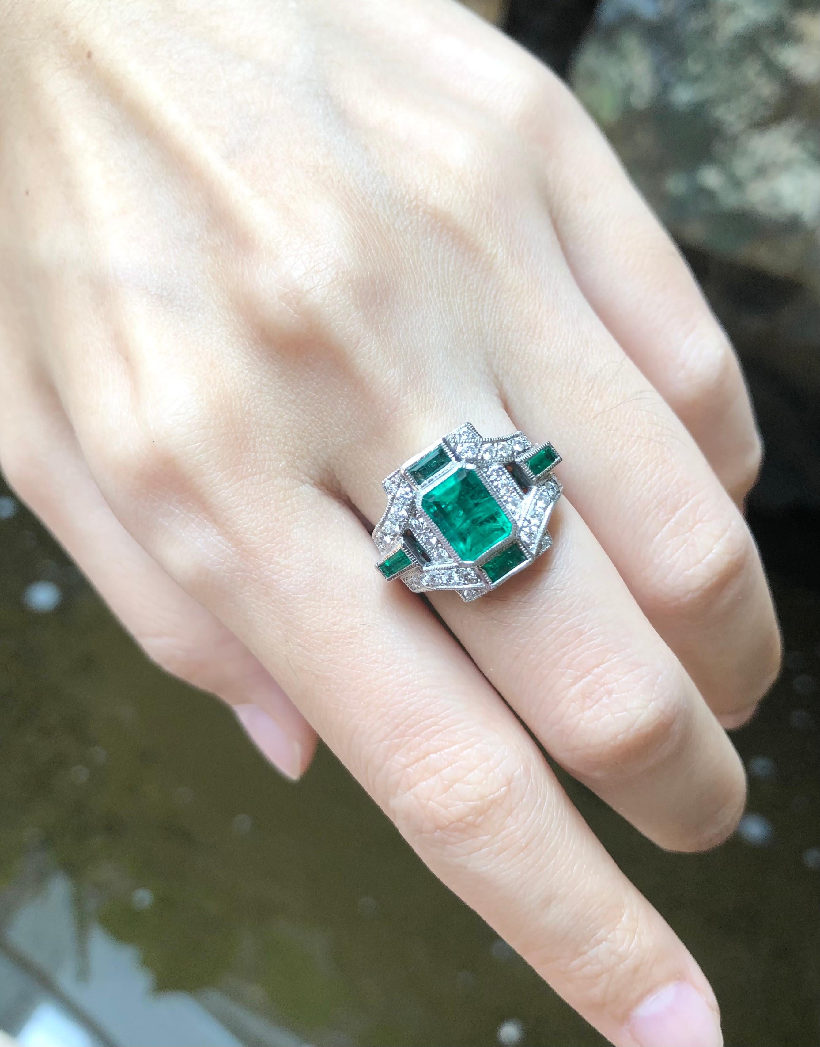 Emerald 1.66 Carat, Emerald 0.33 Carat, Diamond 0.37 Carat Ring in 18 Karat Gold For Sale 7