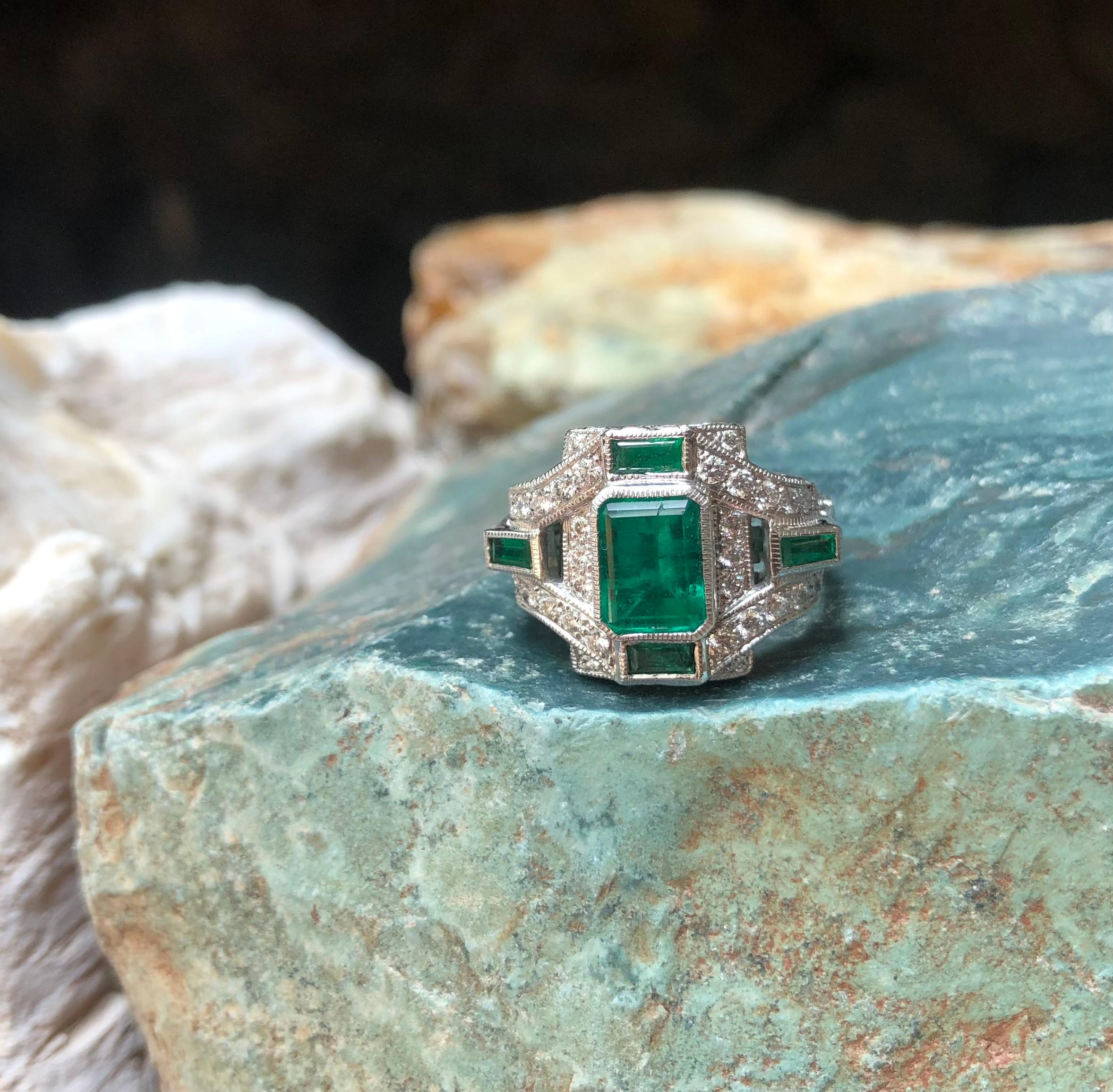 Emerald 1.66 Carat, Emerald 0.33 Carat, Diamond 0.37 Carat Ring in 18 Karat Gold For Sale 11
