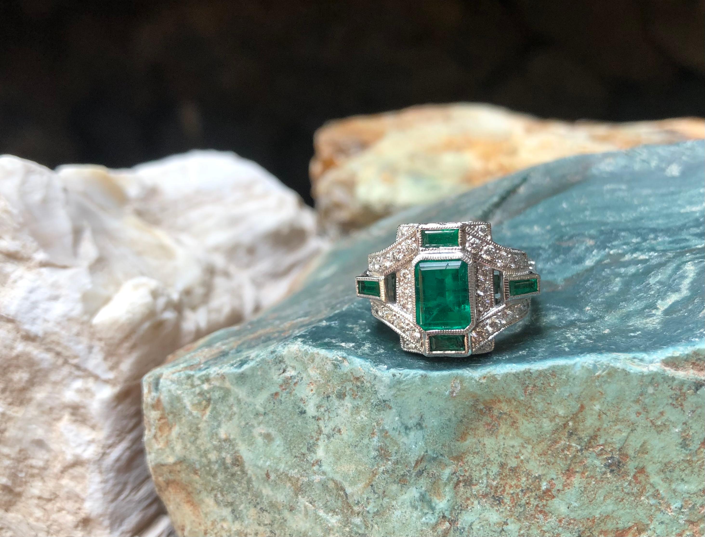 Emerald 1.66 Carat, Emerald 0.33 Carat, Diamond 0.37 Carat Ring in 18 Karat Gold For Sale 12