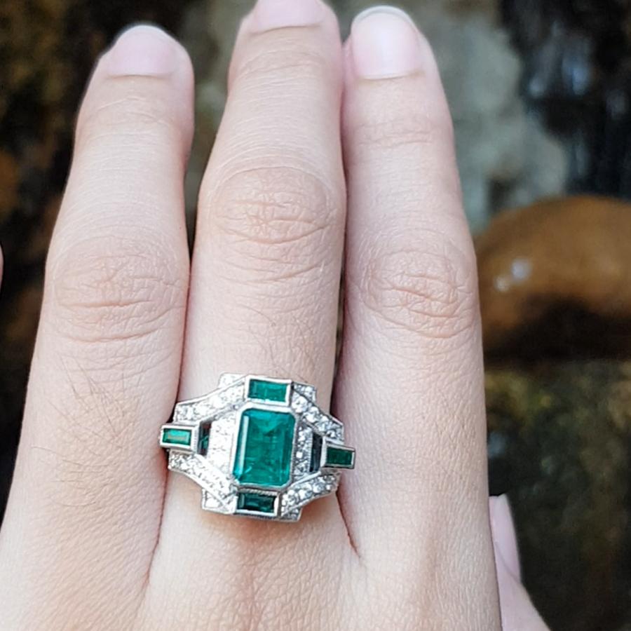 Emerald 1.66 Carat, Emerald 0.33 Carat, Diamond 0.37 Carat Ring in 18 Karat Gold For Sale 1
