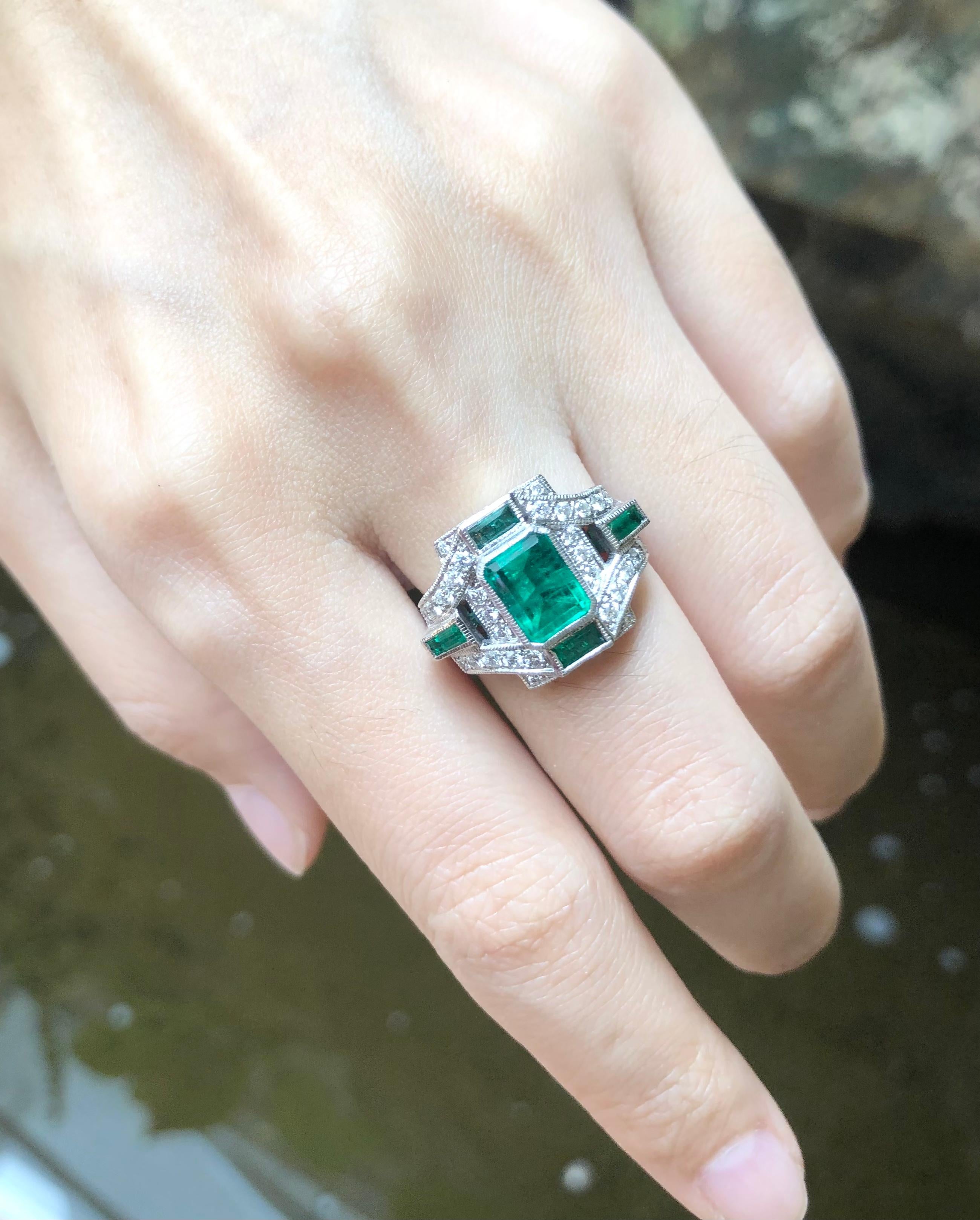Emerald 1.66 Carat, Emerald 0.33 Carat, Diamond 0.37 Carat Ring in 18 Karat Gold For Sale 2