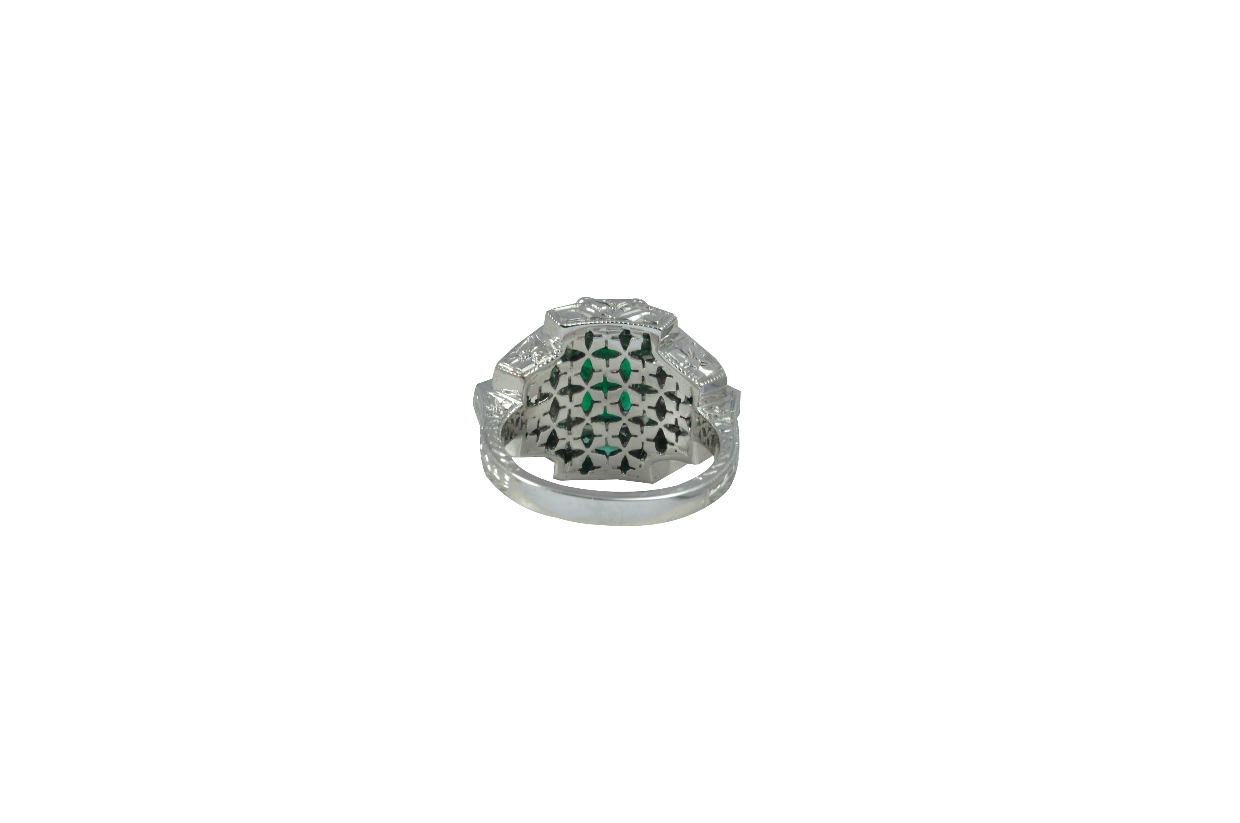 Emerald 1.66 Carat, Emerald 0.33 Carat, Diamond 0.37 Carat Ring in 18 Karat Gold In New Condition For Sale In Bangkok, TH