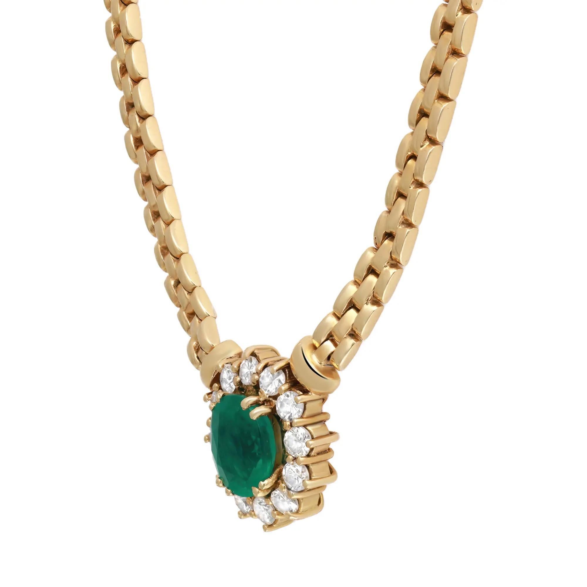 Ce collier pendentif élégant et séduisant est réalisé en or jaune 18 carats avec au centre une émeraude ovale sertie entourée d'un halo de 12 diamants ronds de taille brillant. Poids total des émeraudes : 1,75 carats. Poids total des diamants : 0,85