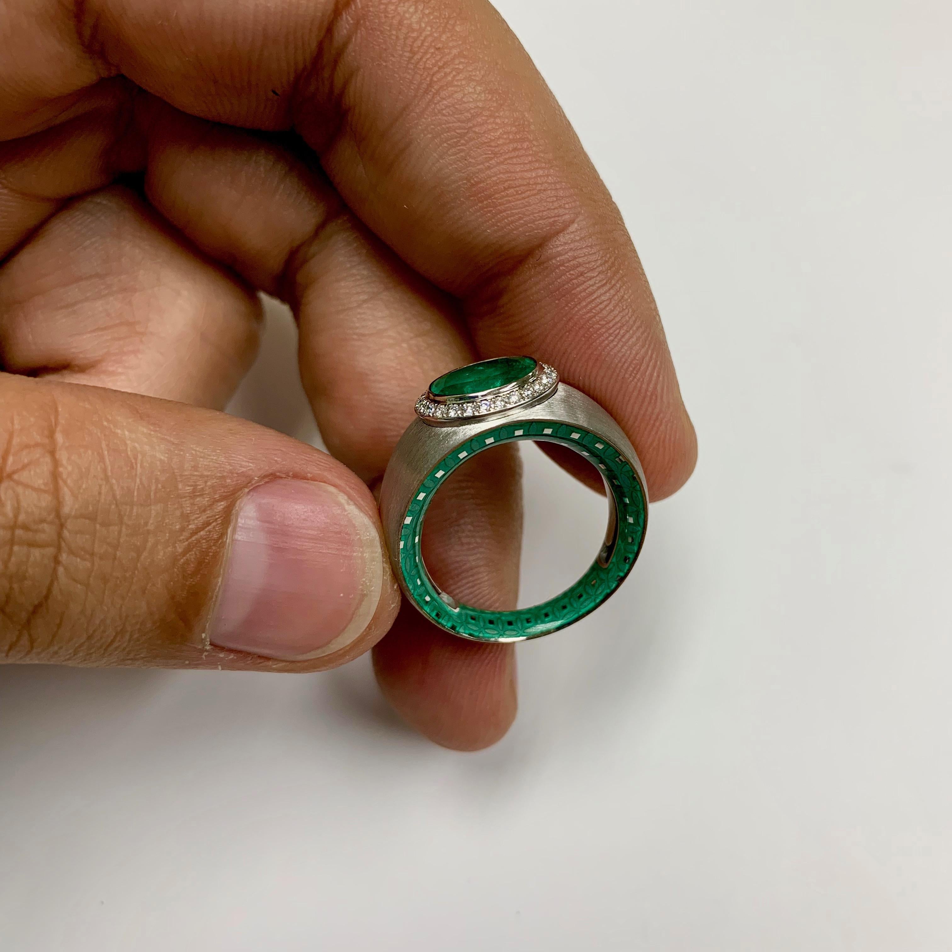 Smaragd 1,78 Karat Diamant-Emaille-Ring aus 18 Karat Weißgold (Zeitgenössisch) im Angebot
