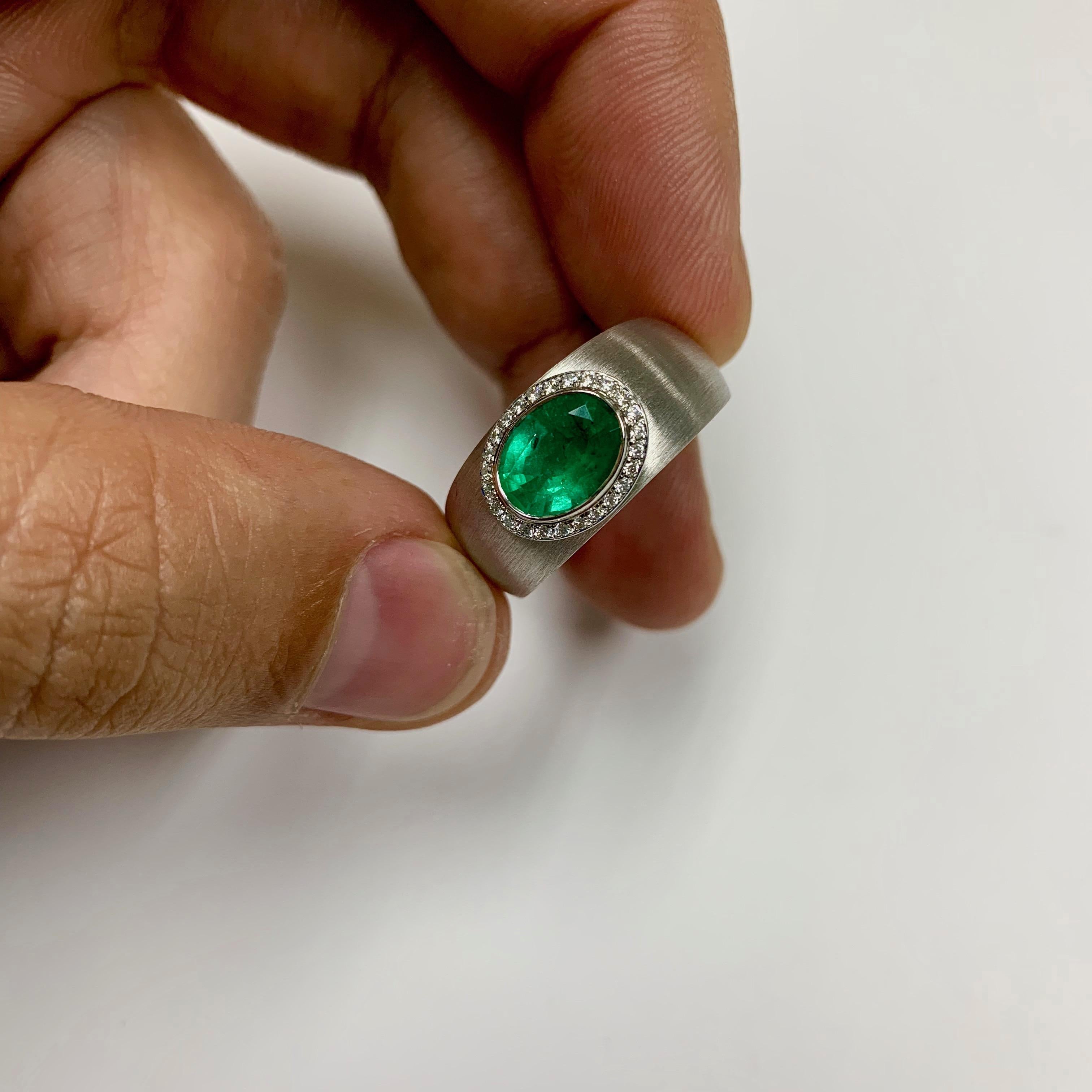 Emerald 1.78 Carat Diamond Enamel 18 Karat White Gold Ring In New Condition For Sale In Bangkok, TH