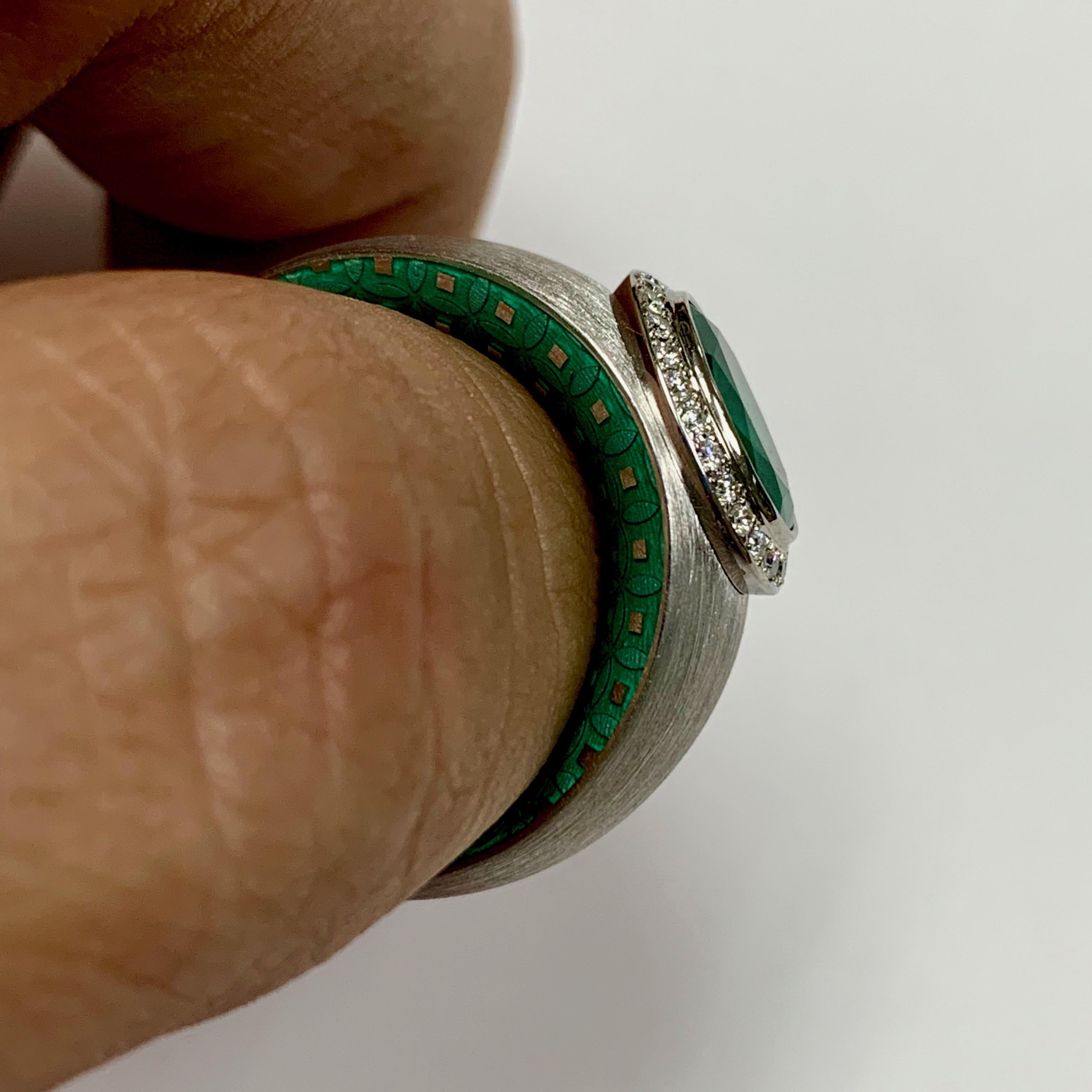 Smaragd 1,78 Karat Diamant-Emaille-Ring aus 18 Karat Weißgold im Angebot 1
