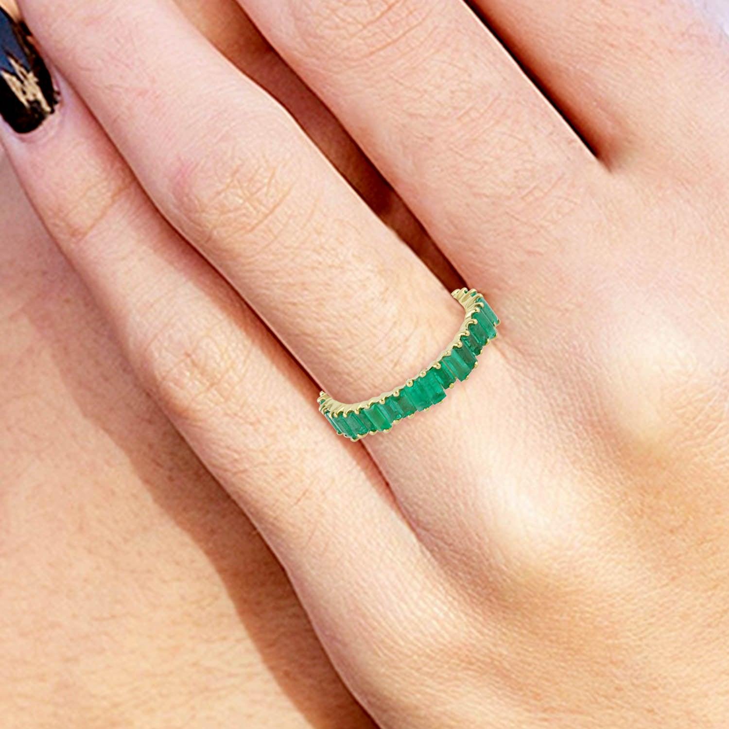 For Sale:  Emerald 18 Karat Gold Baguette Ring 3