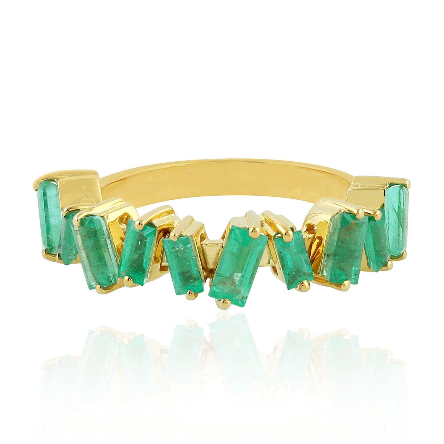 For Sale:  Emerald 18 Karat Gold Baguette Ring 4