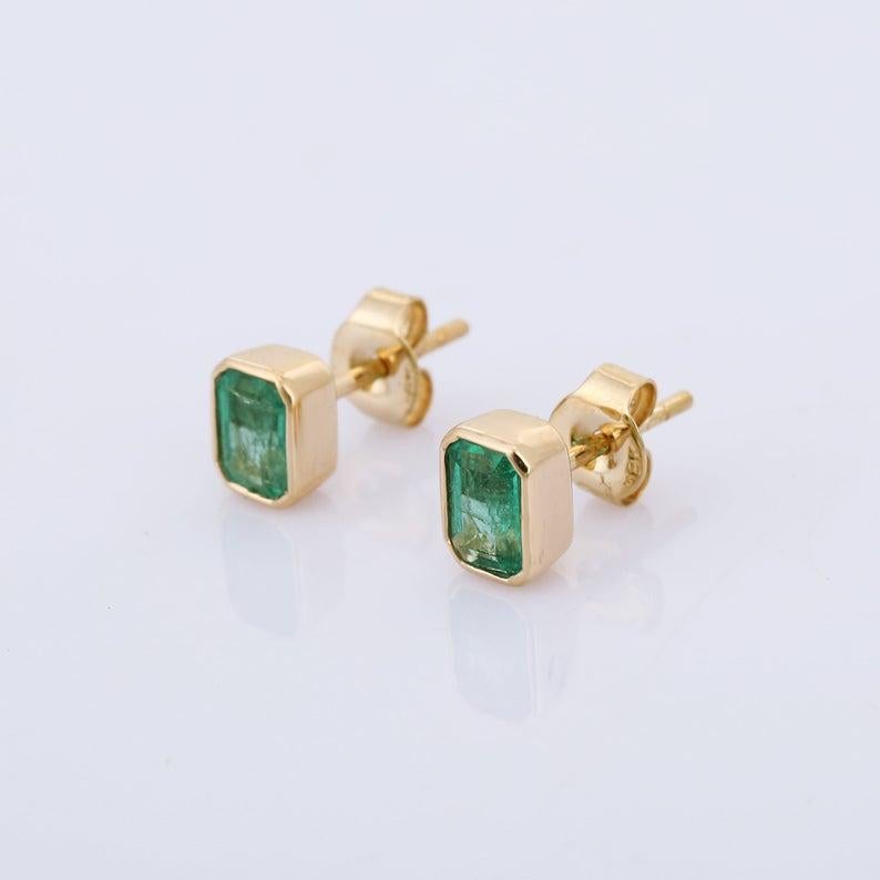 Modern Emerald 18 Karat Gold Stud Earrings For Sale