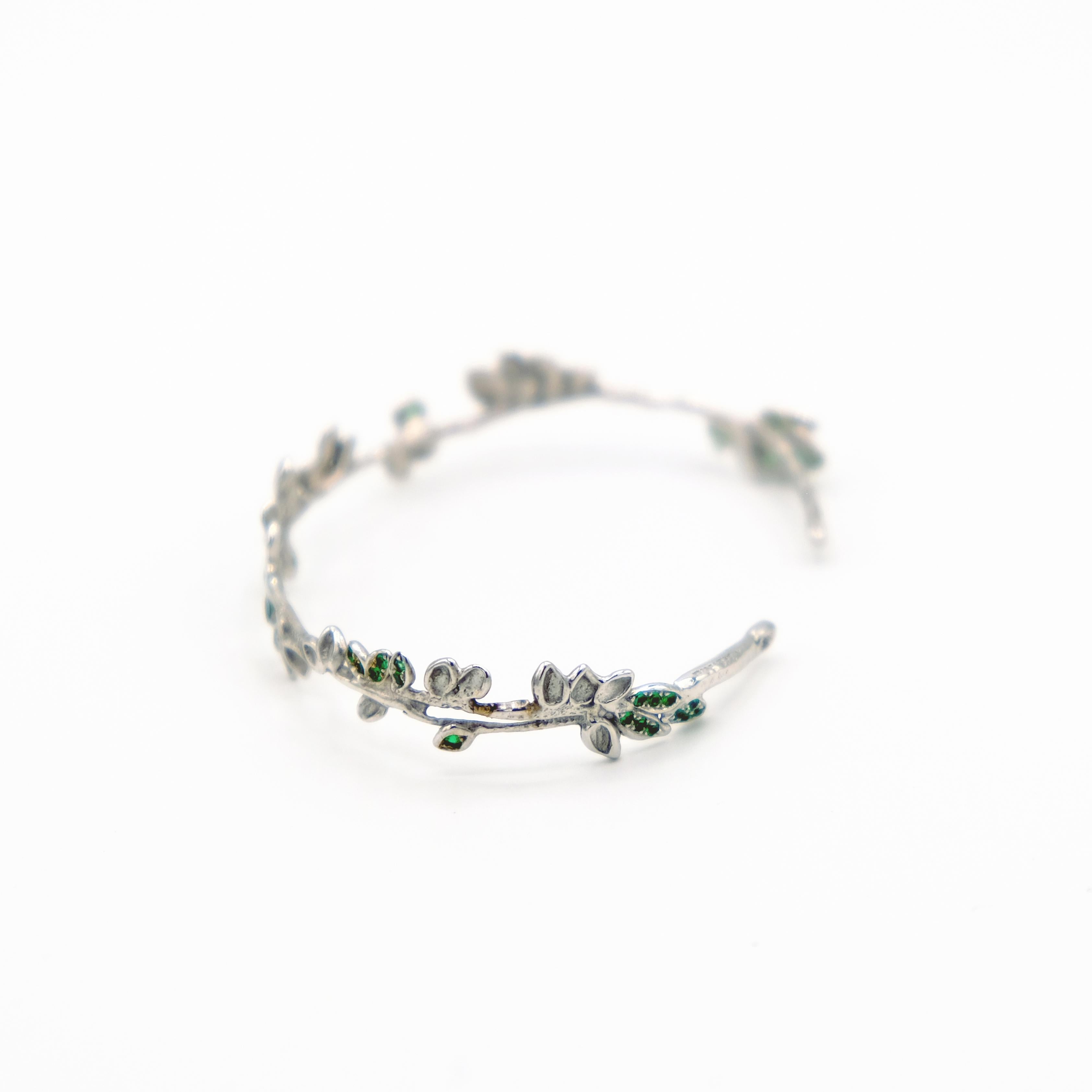 Contemporary Anais Rheiner 18 Karat White Gold Emerald Flower Bracelet Bangle For Sale