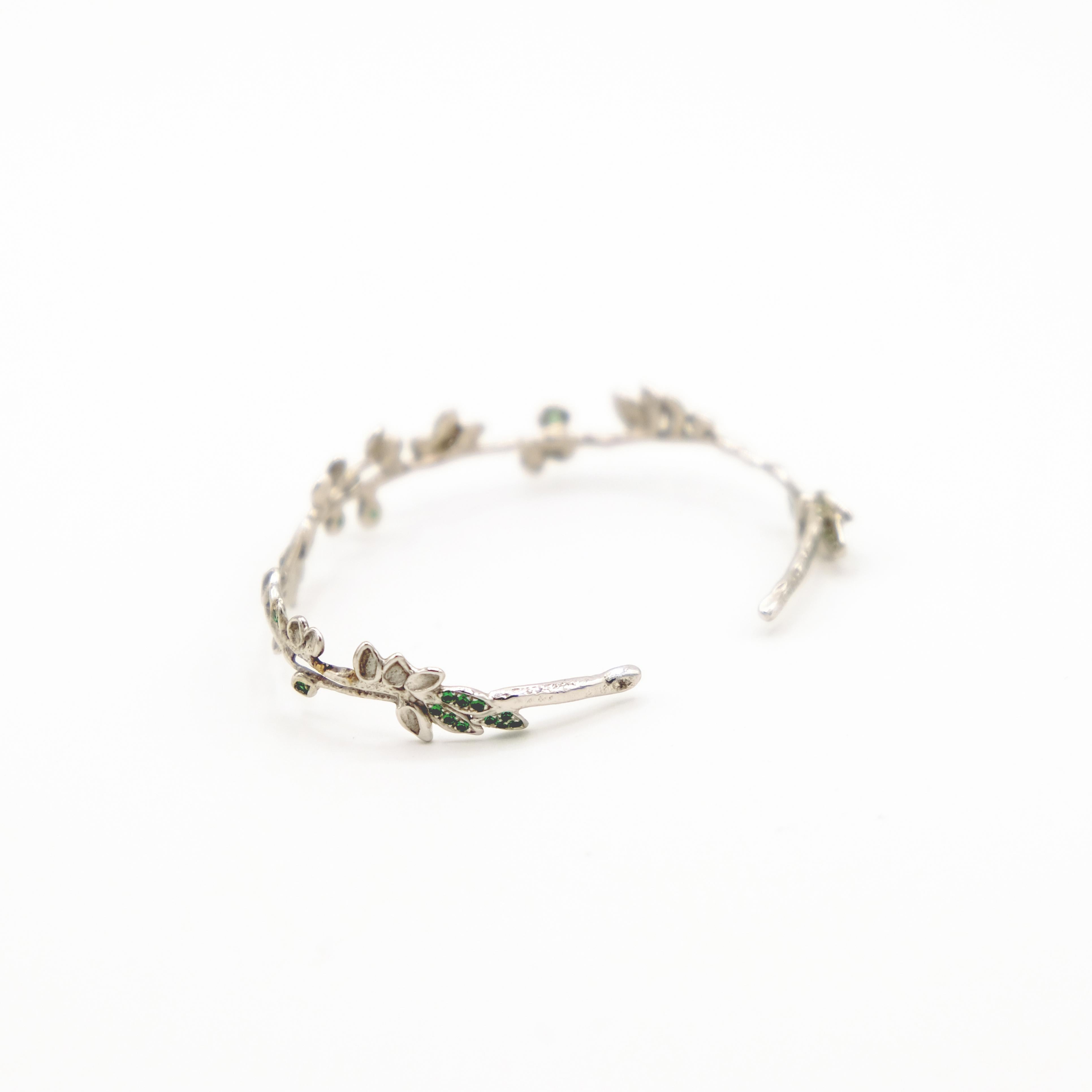 Round Cut Anais Rheiner 18 Karat White Gold Emerald Flower Bracelet Bangle For Sale