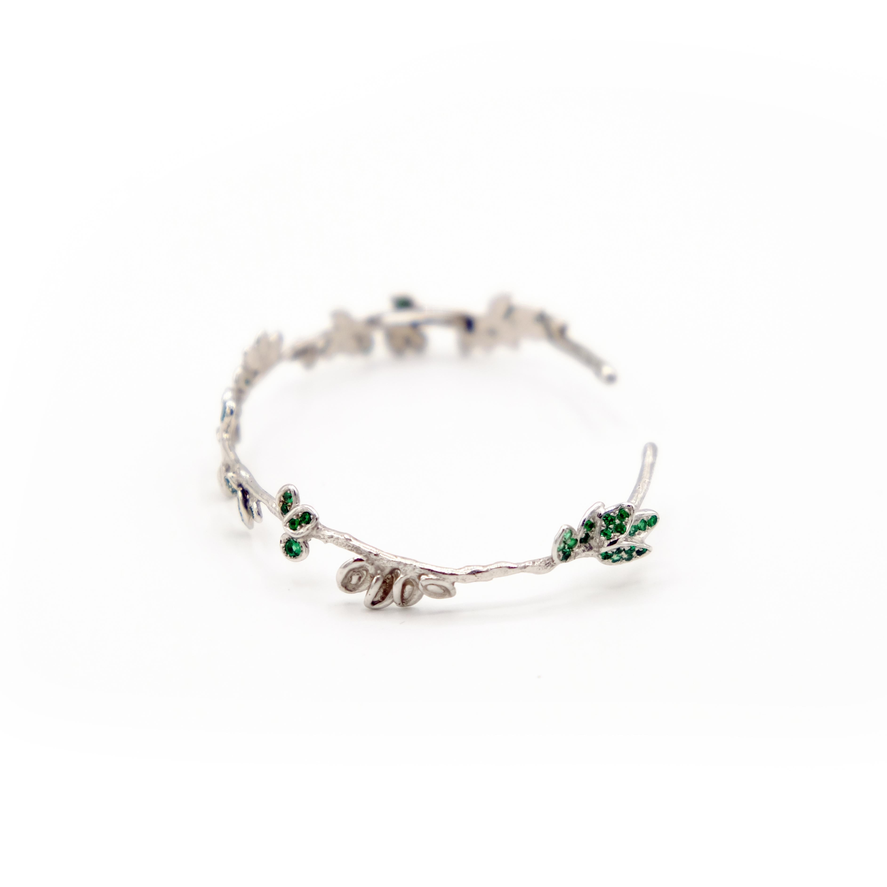 Anais Rheiner 18 Karat White Gold Emerald Flower Bracelet Bangle In New Condition For Sale In Paris, FR