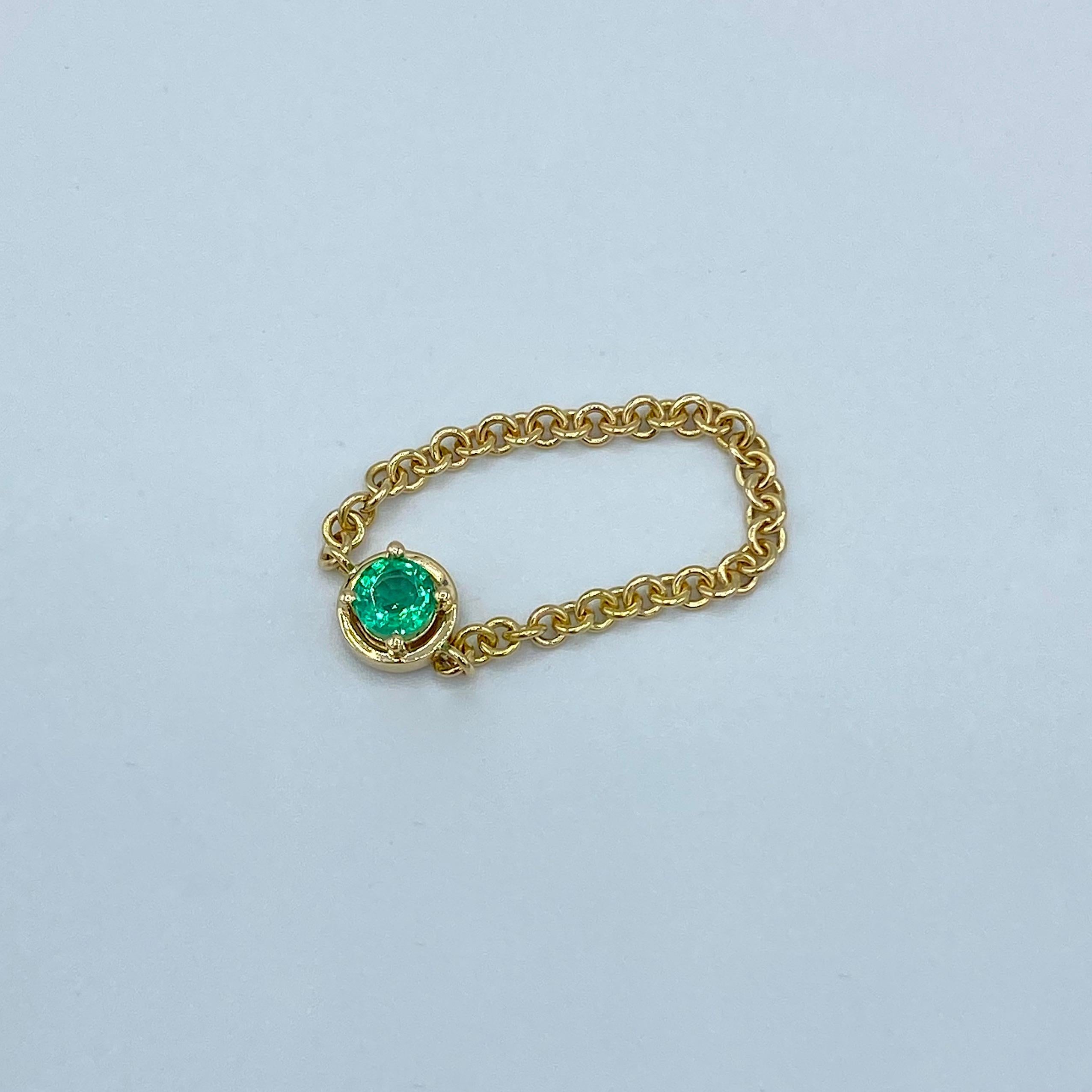This ring is one of the first pieces of the new color line.
The completely handmade shank is an 18kt yellow gold chain, which attaches to the central griff with a 4mm emerald set.
It can be worn together with other identical rings with different