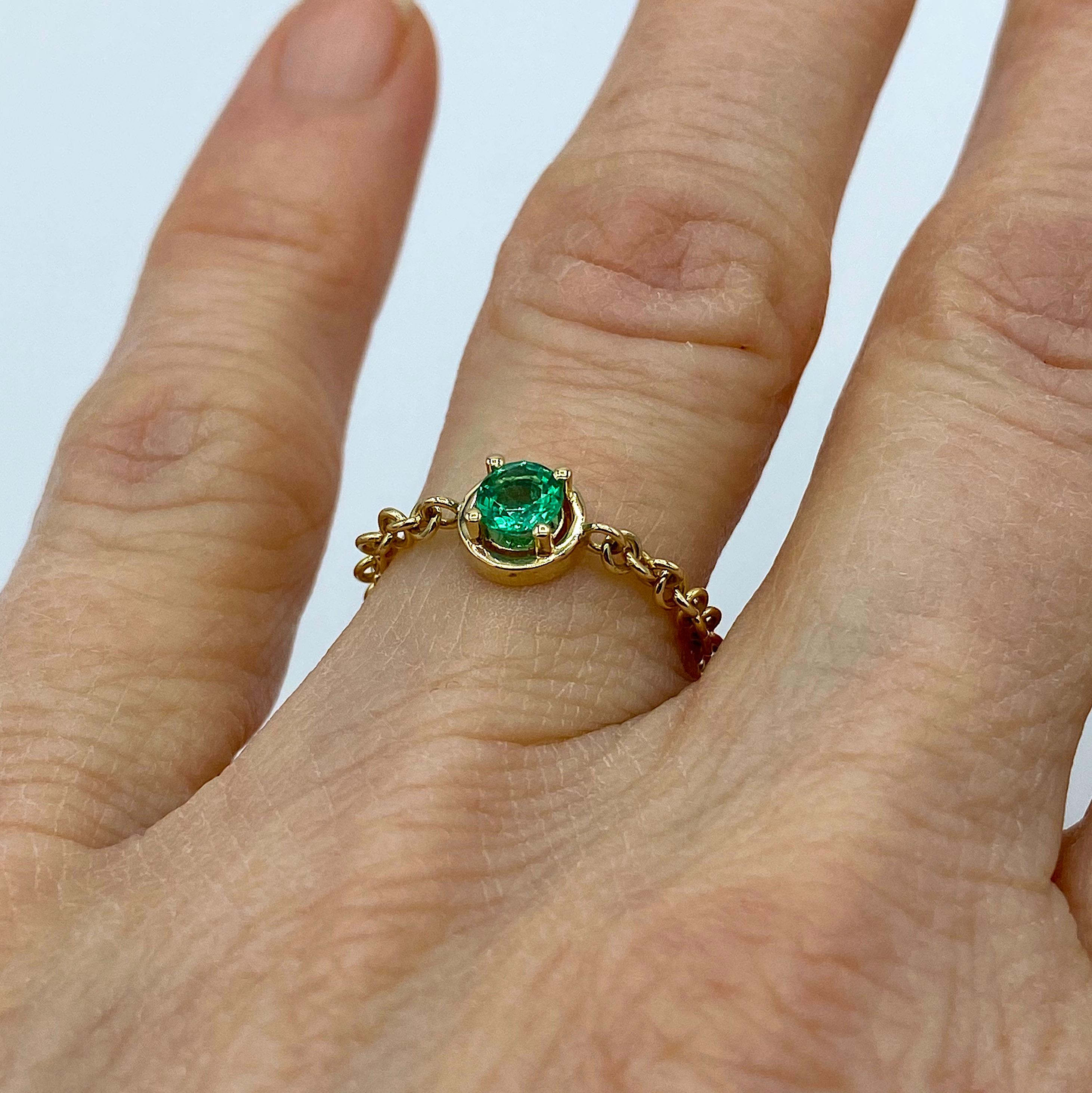 Round Cut 18 Karat Yellow Gold Chain Italian Emerald Ring by Petronilla For Sale