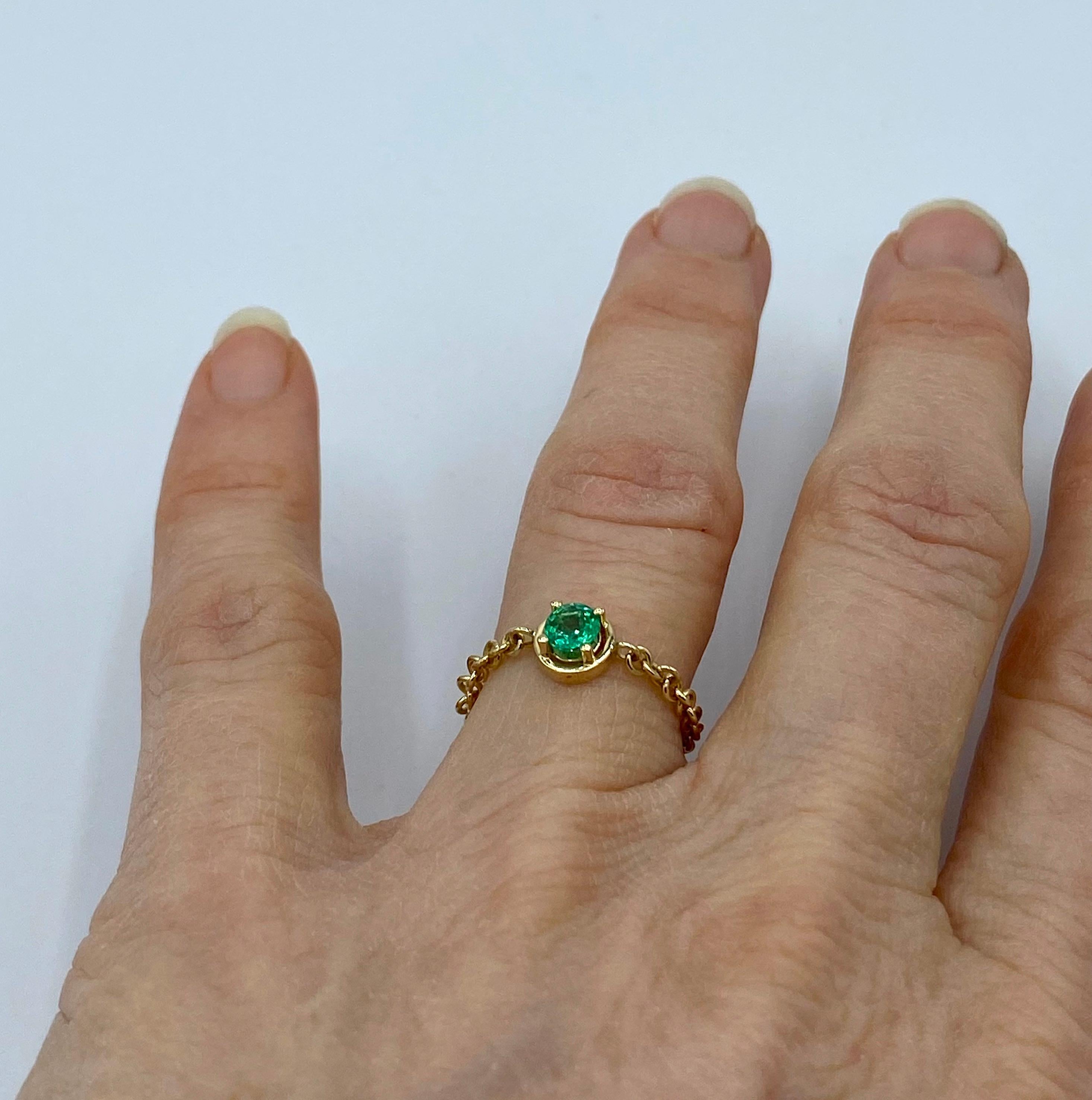 18 Karat Yellow Gold Chain Italian Emerald Ring by Petronilla In New Condition For Sale In Bussolengo, Verona