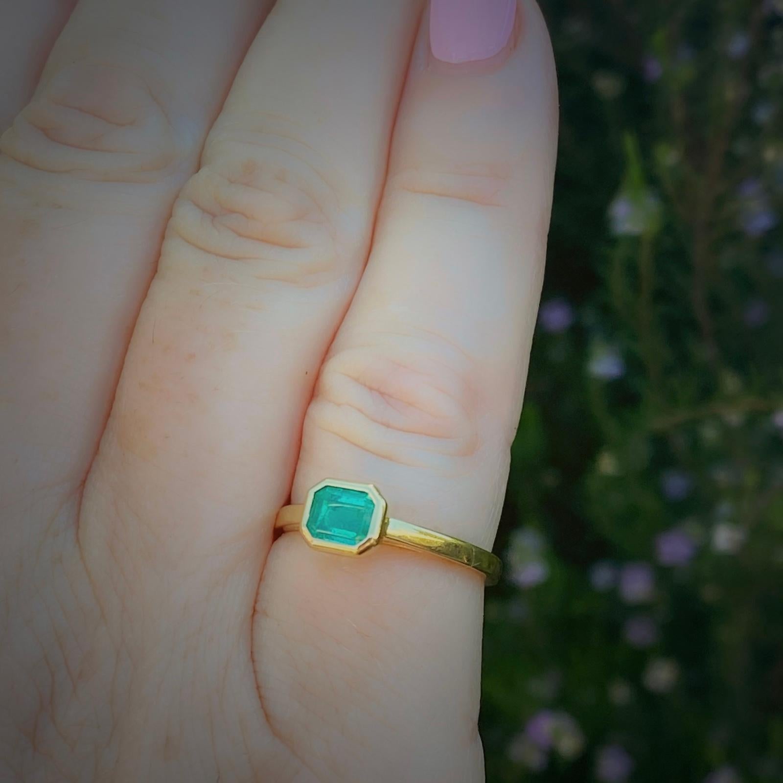 Ring aus Smaragd und 18 Karat Gold (Smaragdschliff)