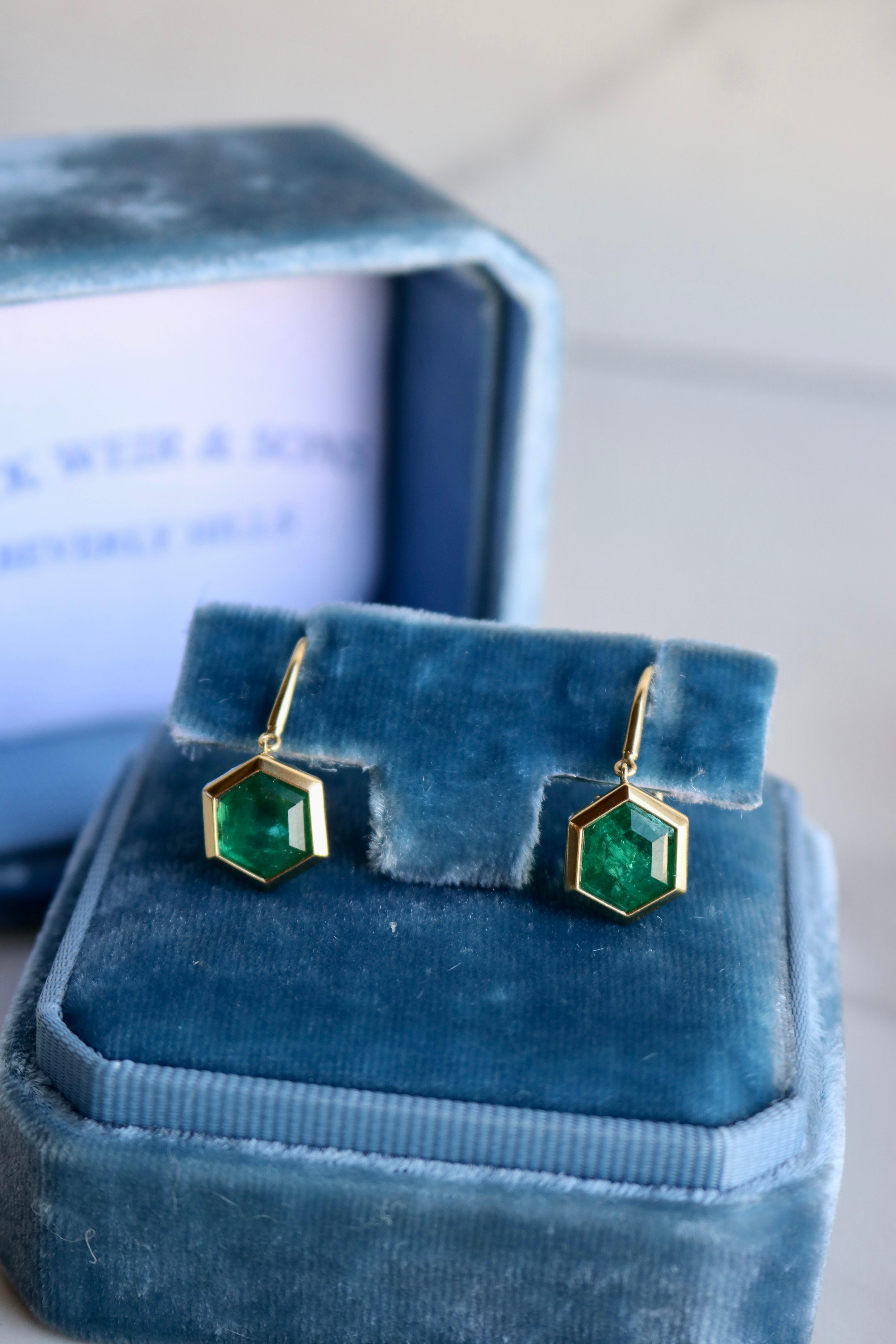 Emerald 18k Yellow Gold Drop Earrings For Sale 1