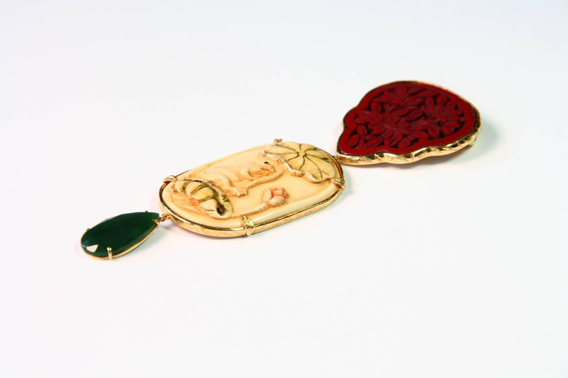 Pendant with very fine carved antiques japanies netsuke with from under lotus flower, faced emerald drop, 1920 cinese lacquer with  engrave flowers 18kt gold gr.20,90 with fine engrave decoration also in the back. Total length 11cm.
All Giulia