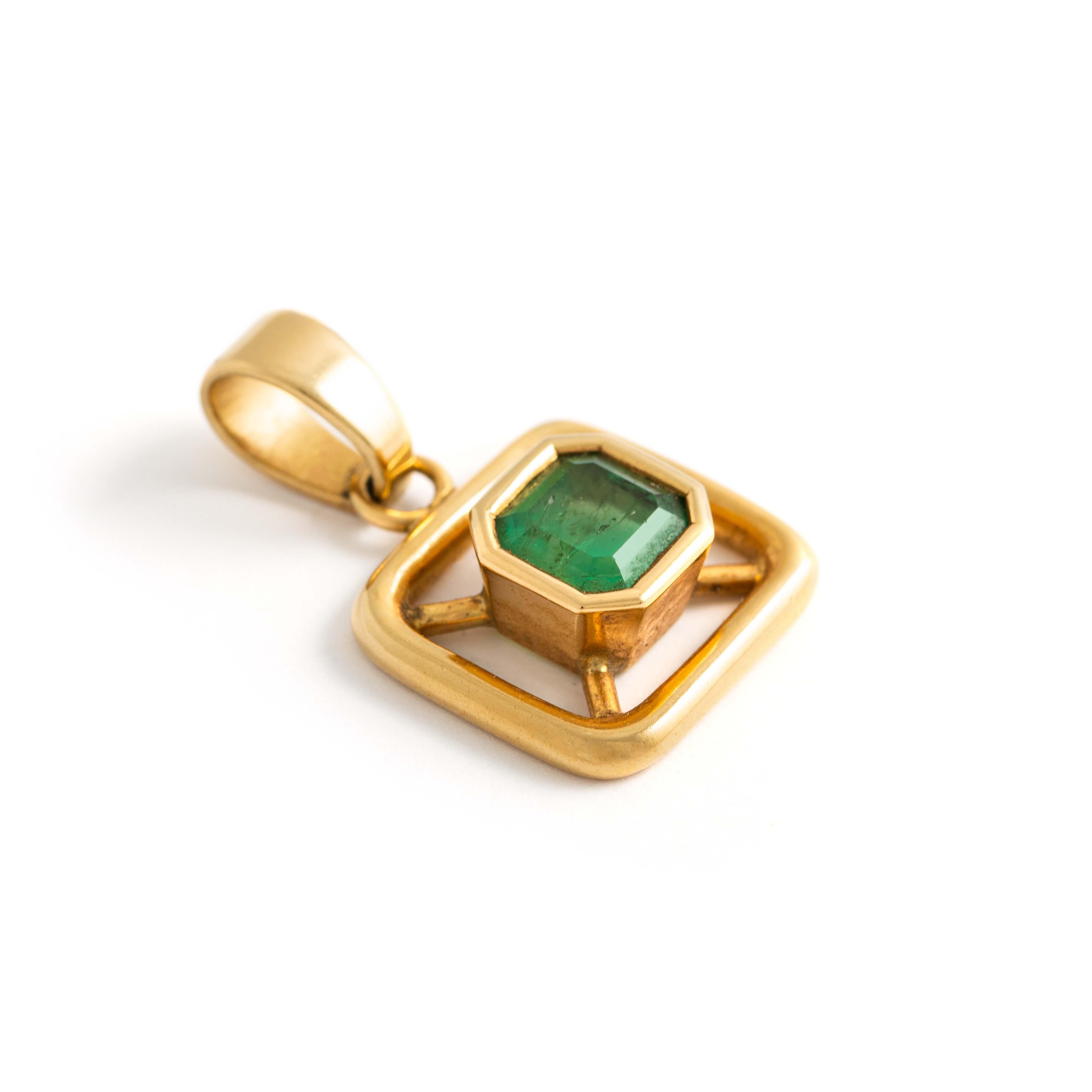 Emerald 18K Yellow Gold Pendant
Centered by a square cut emerald (untested).
Total height: 2.60 centimeters. 
Gross weight: 8.17 grams.