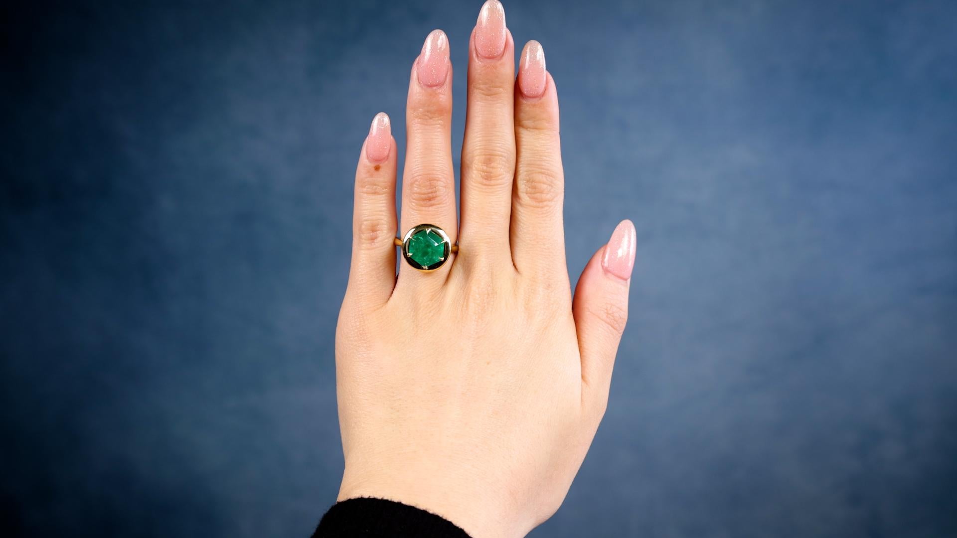 Ein Smaragd 18k Gelbgold Ring. Mit einem sechseckigen Smaragd im Stufenschliff von 3,94 Karat. Gefertigt aus 18 Karat Gelbgold. Ca. 2023. Der Ring ist eine Größe 6 ½ und kann in der Größe geändert werden.

Über diesen Artikel: Bereiten Sie sich